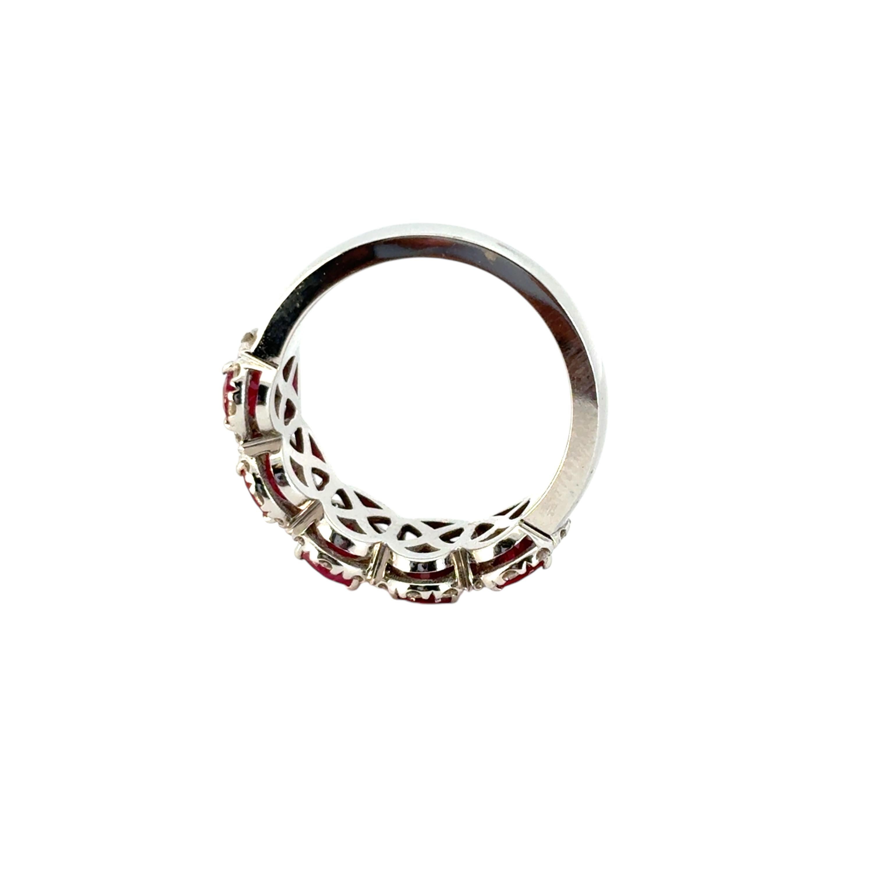 Rubí Ovalado con Halo de Diamantes Anillo de Cinco Piedras 18 Quilates en Stock en venta 7
