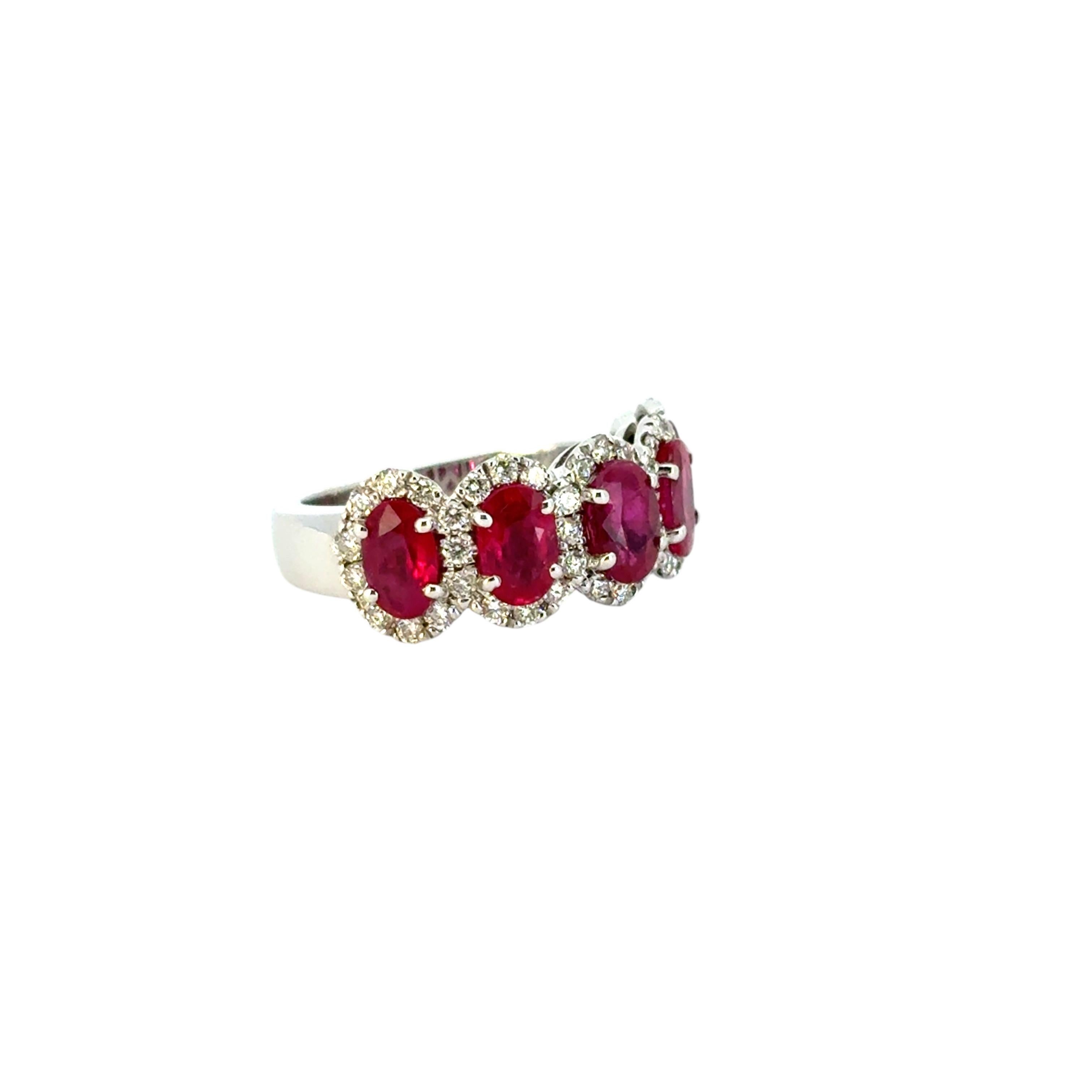 Rubí Ovalado con Halo de Diamantes Anillo de Cinco Piedras 18 Quilates en Stock Corte oval en venta