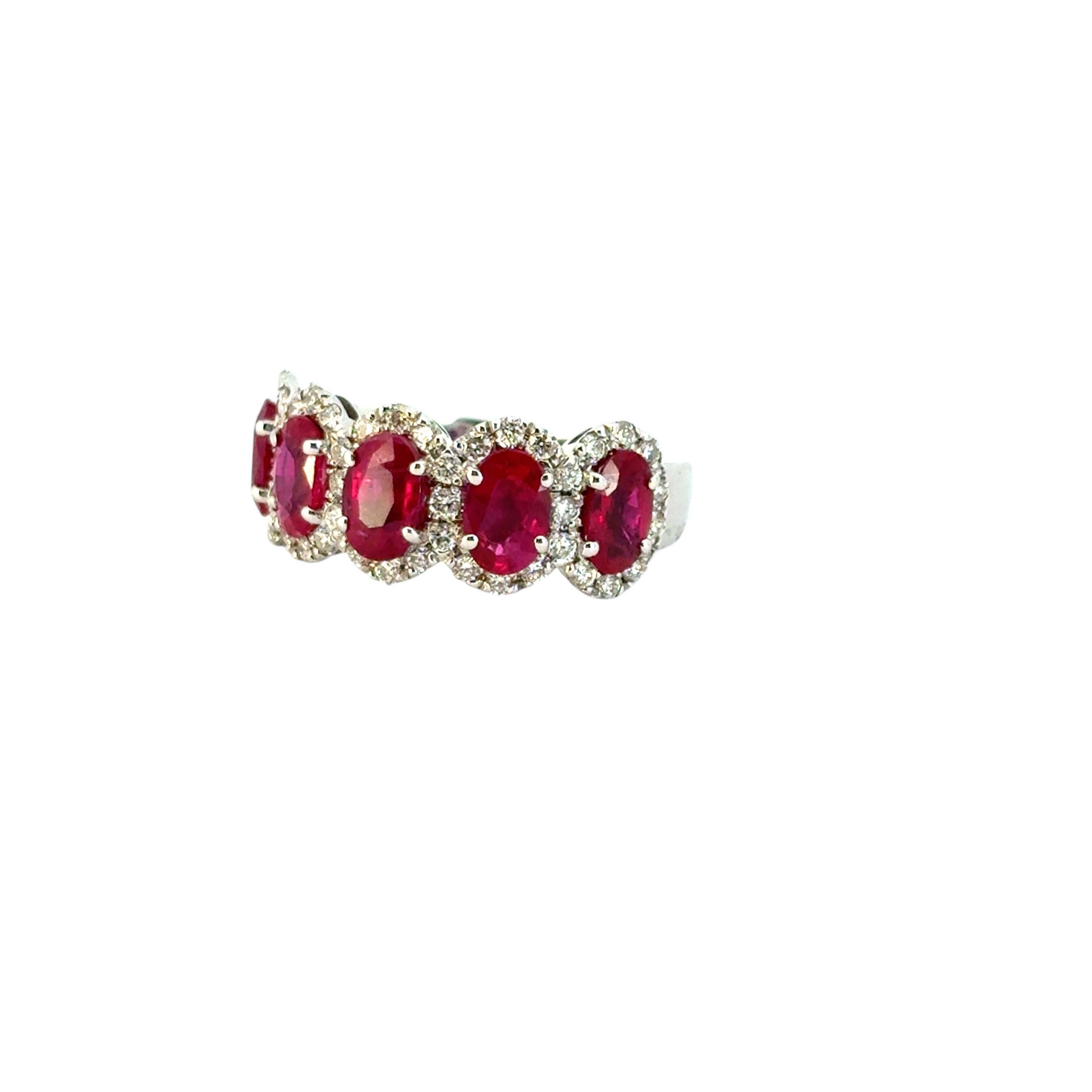 Rubí Ovalado con Halo de Diamantes Anillo de Cinco Piedras 18 Quilates en Stock en venta 3