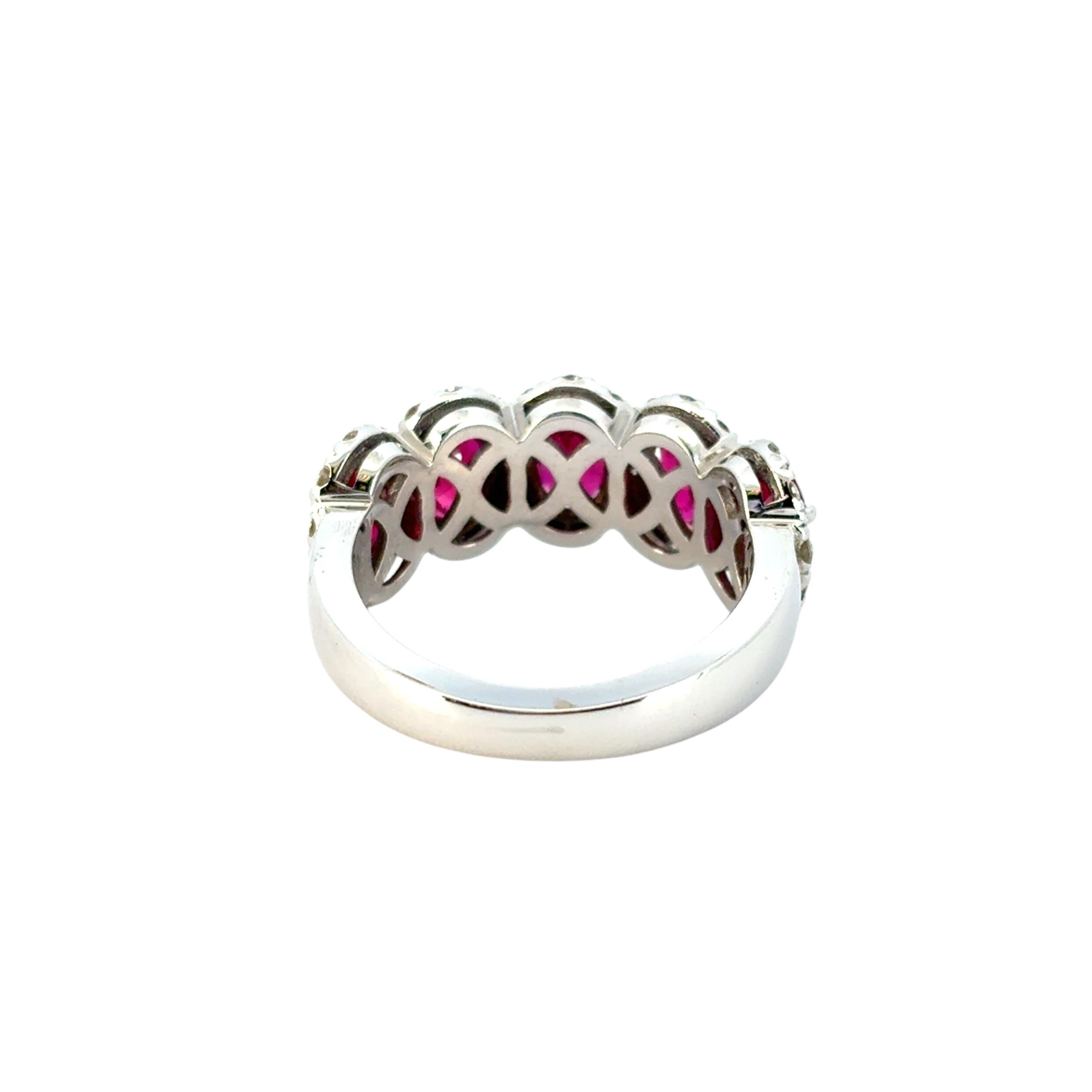 Rubí Ovalado con Halo de Diamantes Anillo de Cinco Piedras 18 Quilates en Stock en venta 1