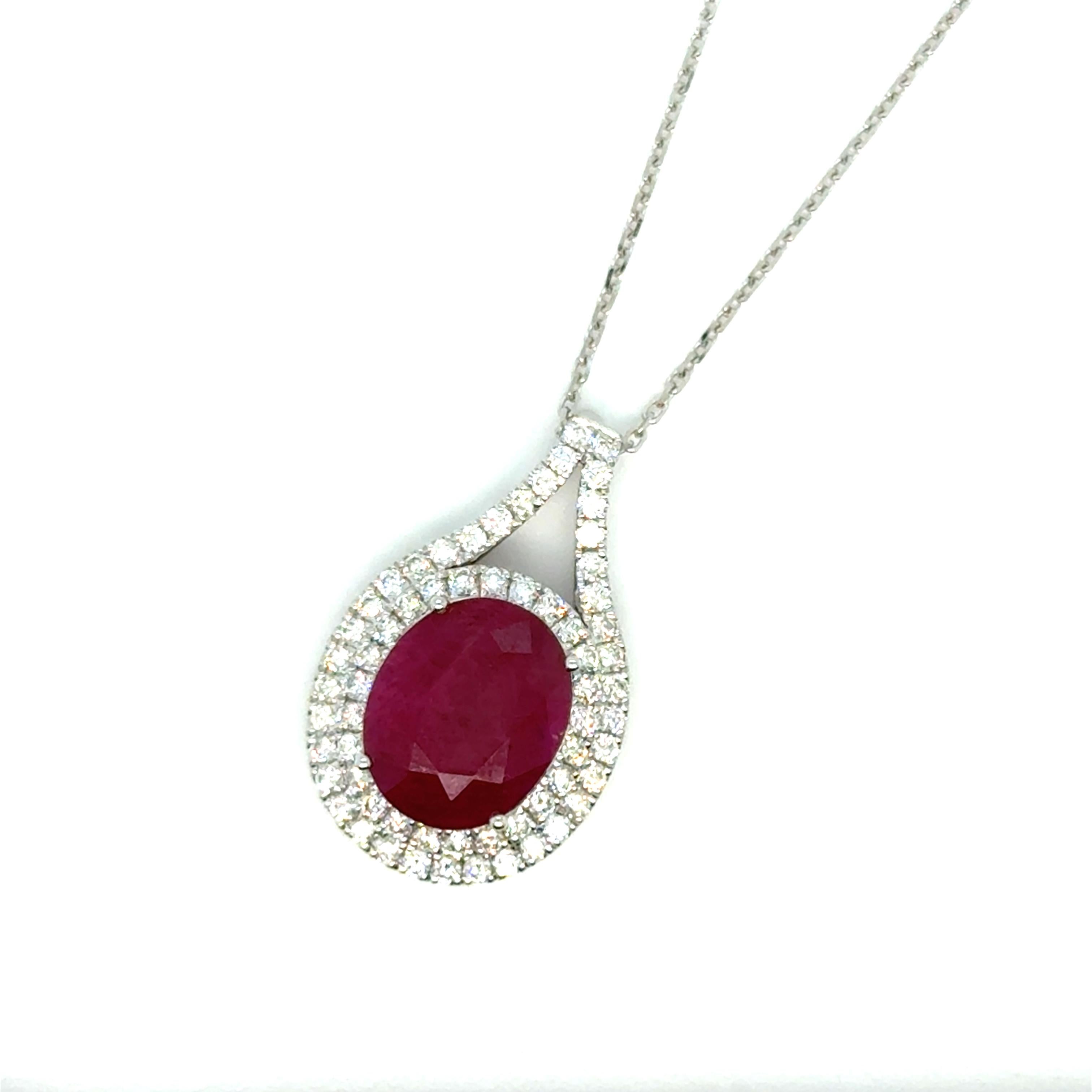 Élégant pendentif en rubis de forme ovale entouré de diamants ronds sur 360 degrés.

Réservez le vôtre dès aujourd'hui : Stock limité disponible. Ne manquez pas la chance de sécuriser votre pendentif en diamant rubis dès aujourd'hui. Ce n'est pas