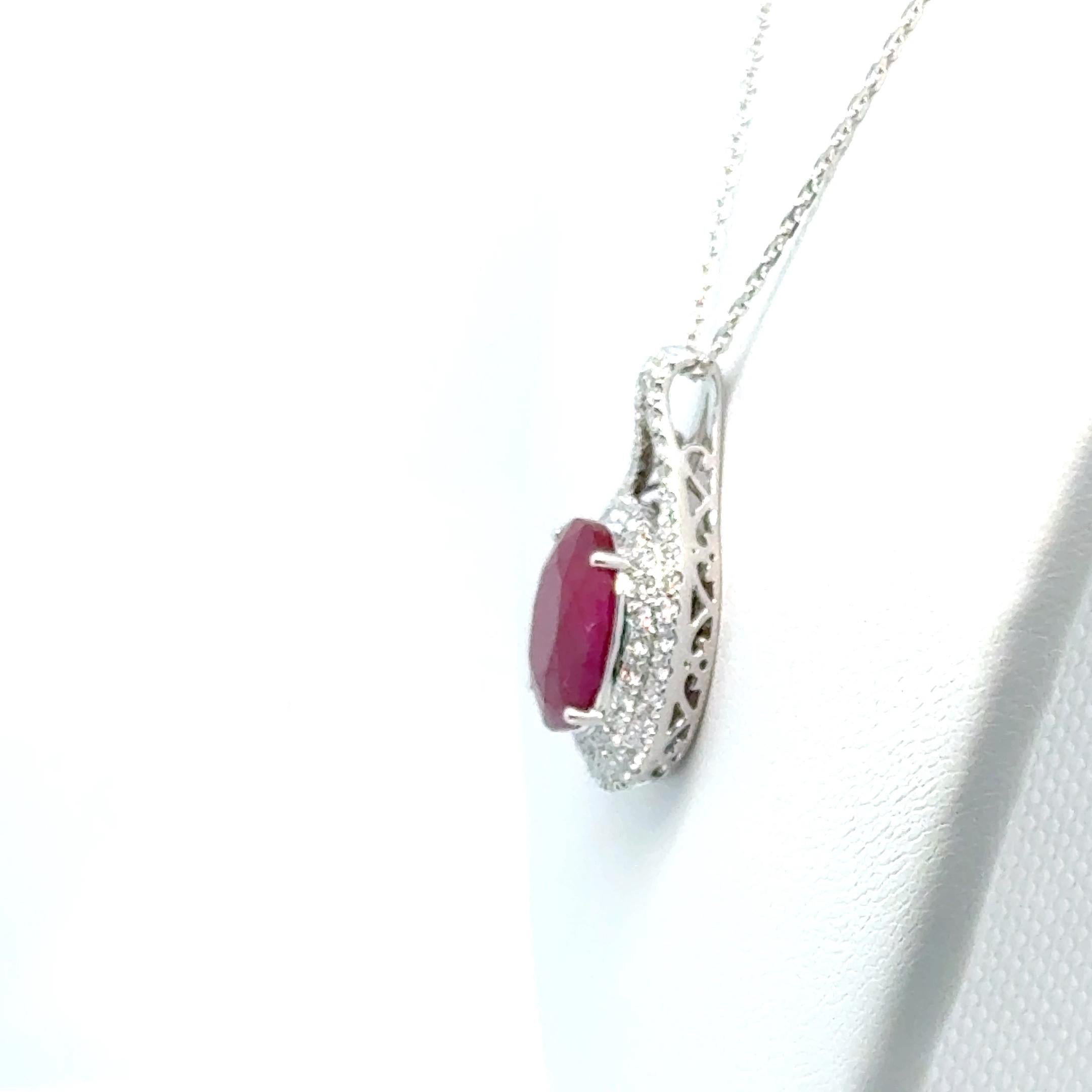 Moderne Rubis ovale avec diamants  Pendentif en or 14KW en vente