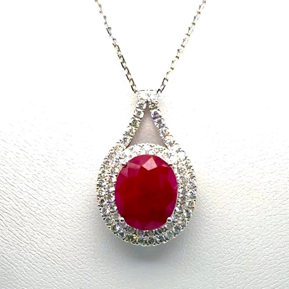 Taille ovale Rubis ovale avec diamants  Pendentif en or 14KW en vente