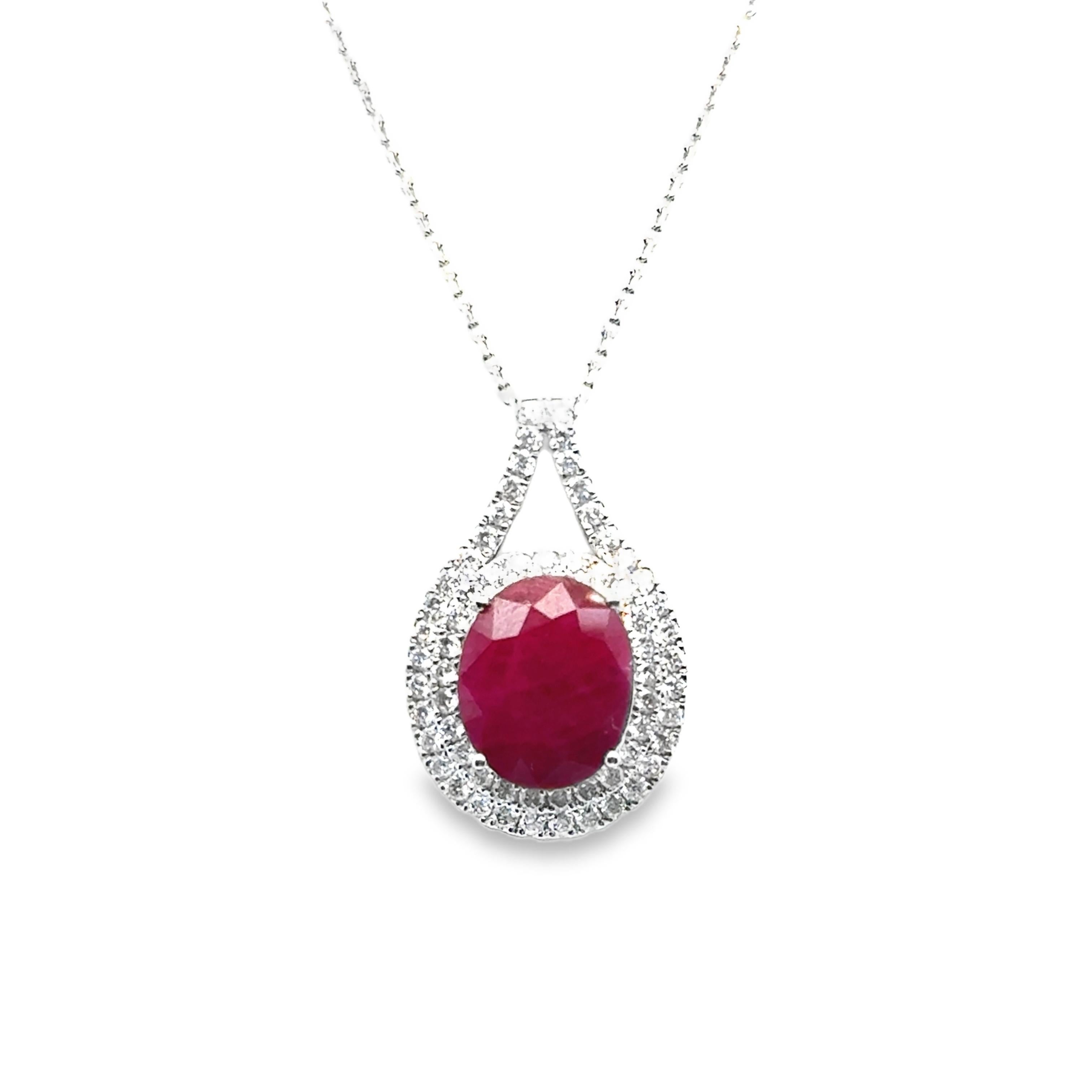 Rubis ovale avec diamants  Pendentif en or 14KW en vente