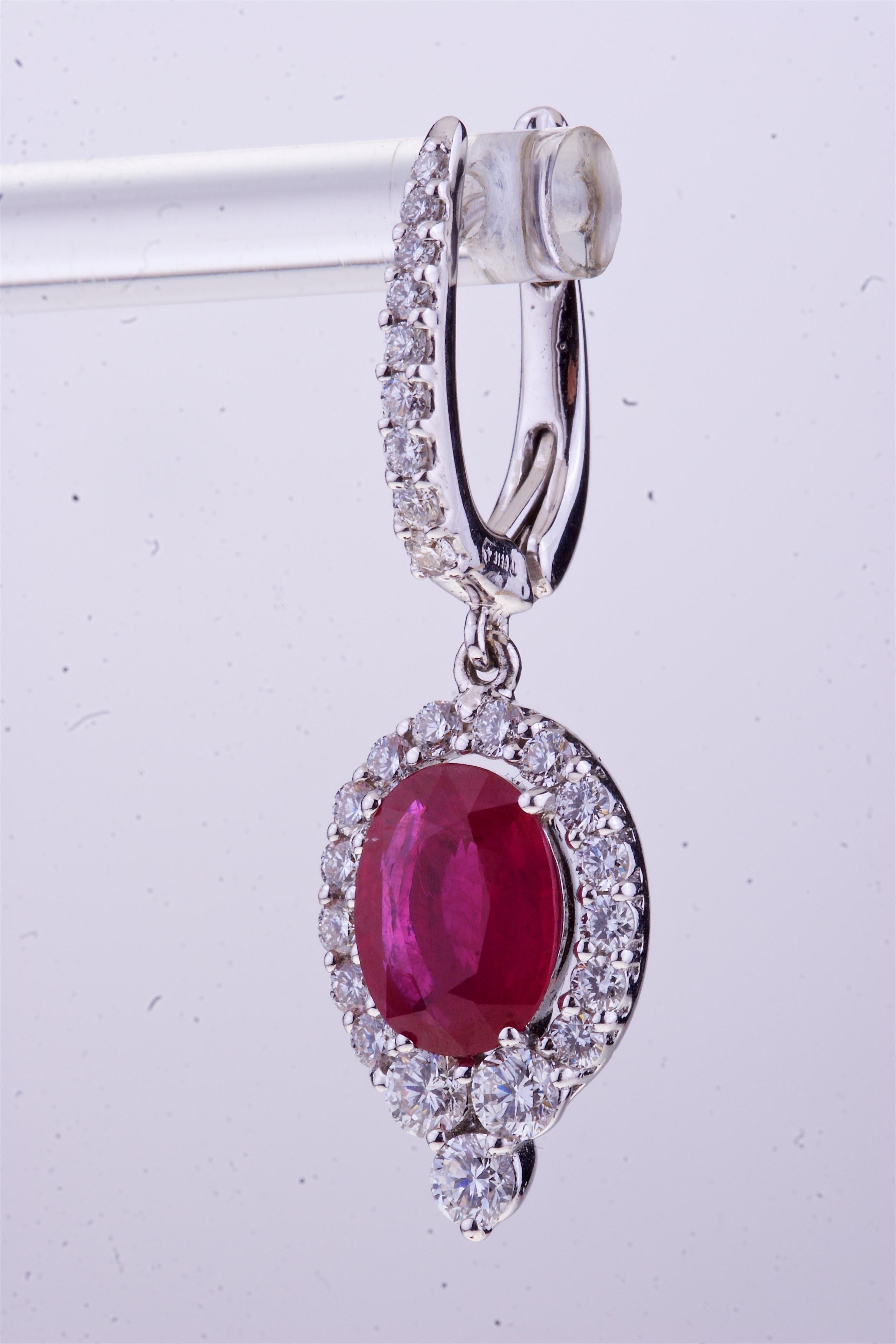 Ovaler Rubin mit runden Diamanten Weißgold-Ohrringe mit Anhänger (Ovalschliff) im Angebot