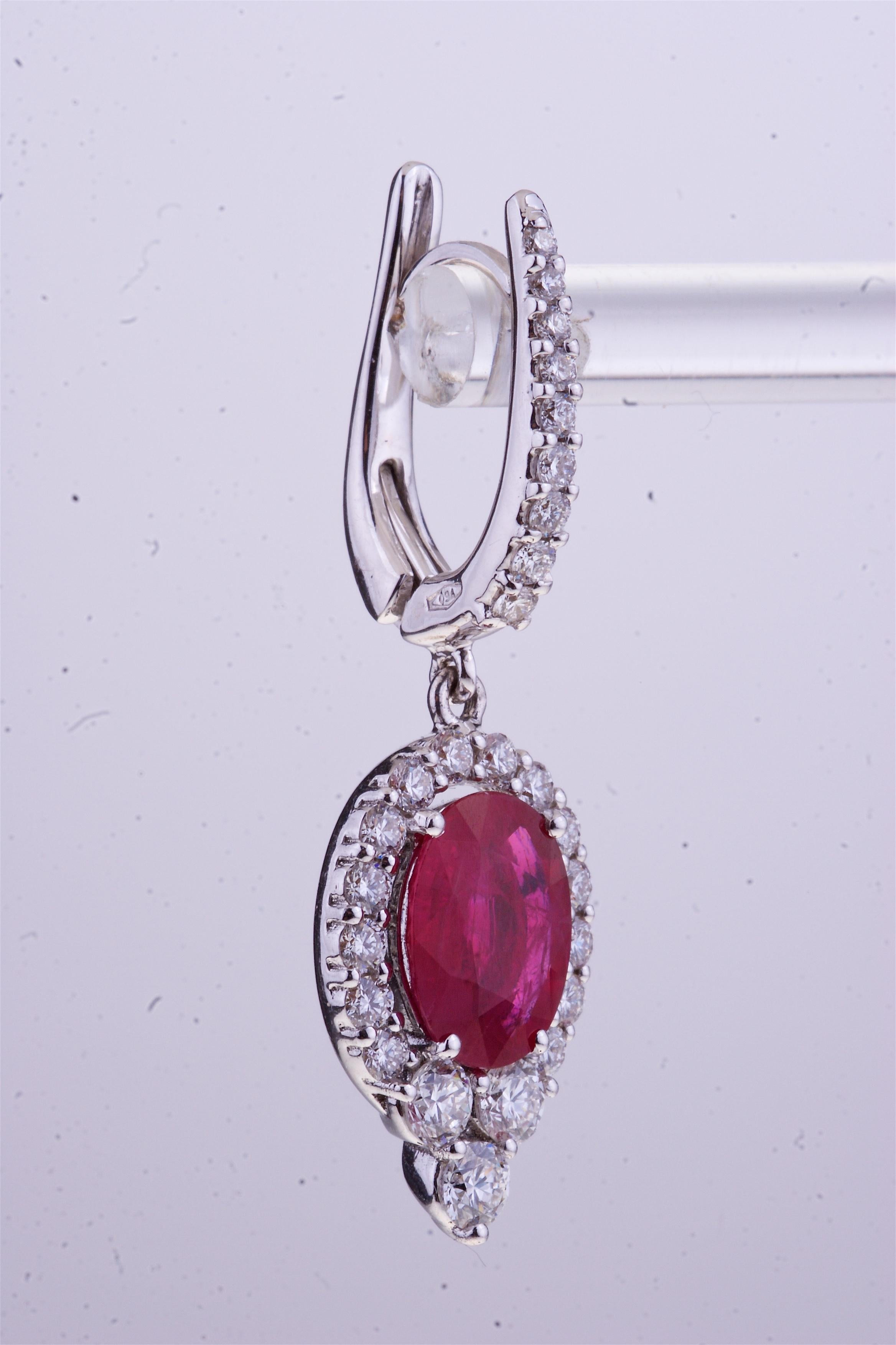 Oval Ruby with Round Diamonds White Gold Pendant Earrings In New Condition For Sale In Roma, IT