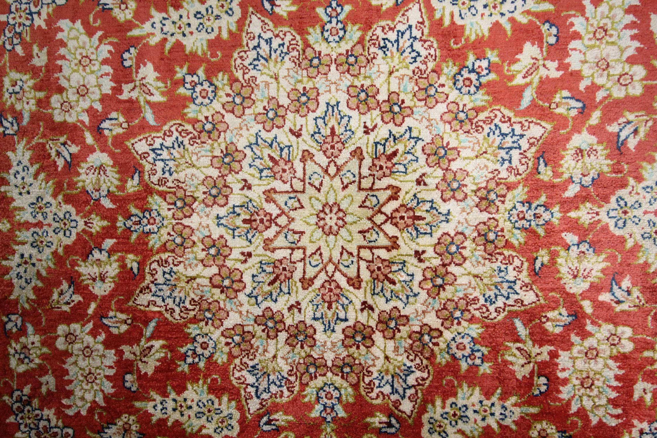 Ovaler handgefertigter türkischer Teppich aus reiner Seide, orientalischer roter Wollteppich (Barock) im Angebot