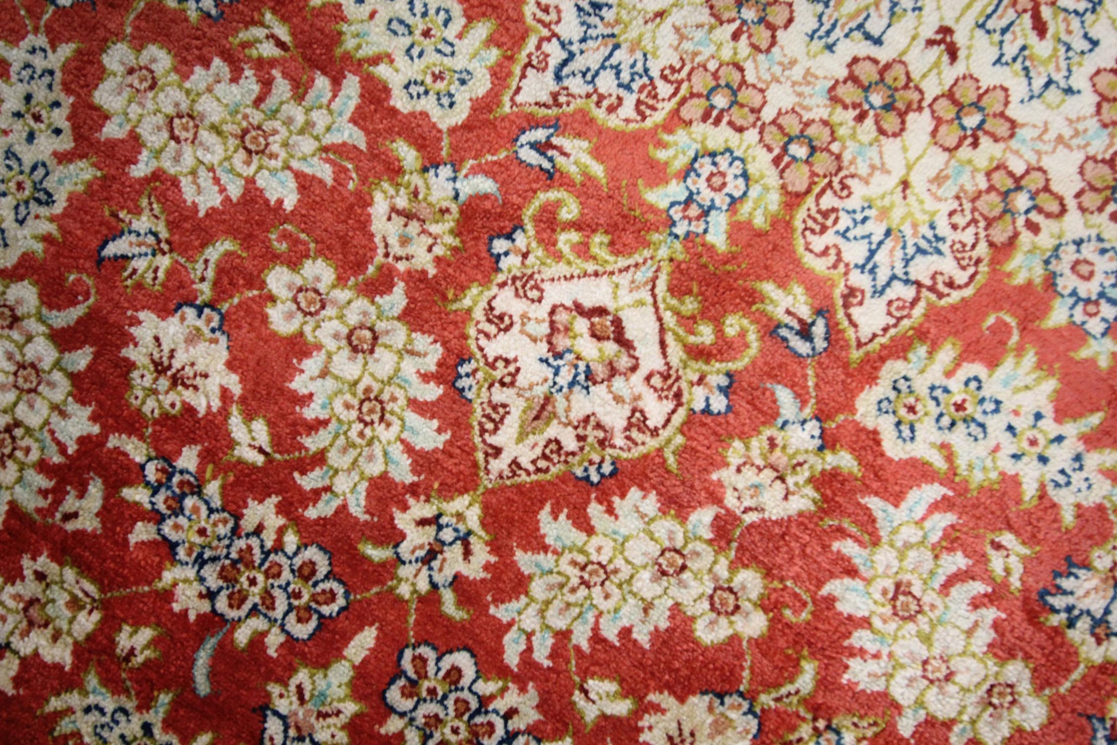 Ovaler handgefertigter türkischer Teppich aus reiner Seide, orientalischer roter Wollteppich (Türkisch) im Angebot