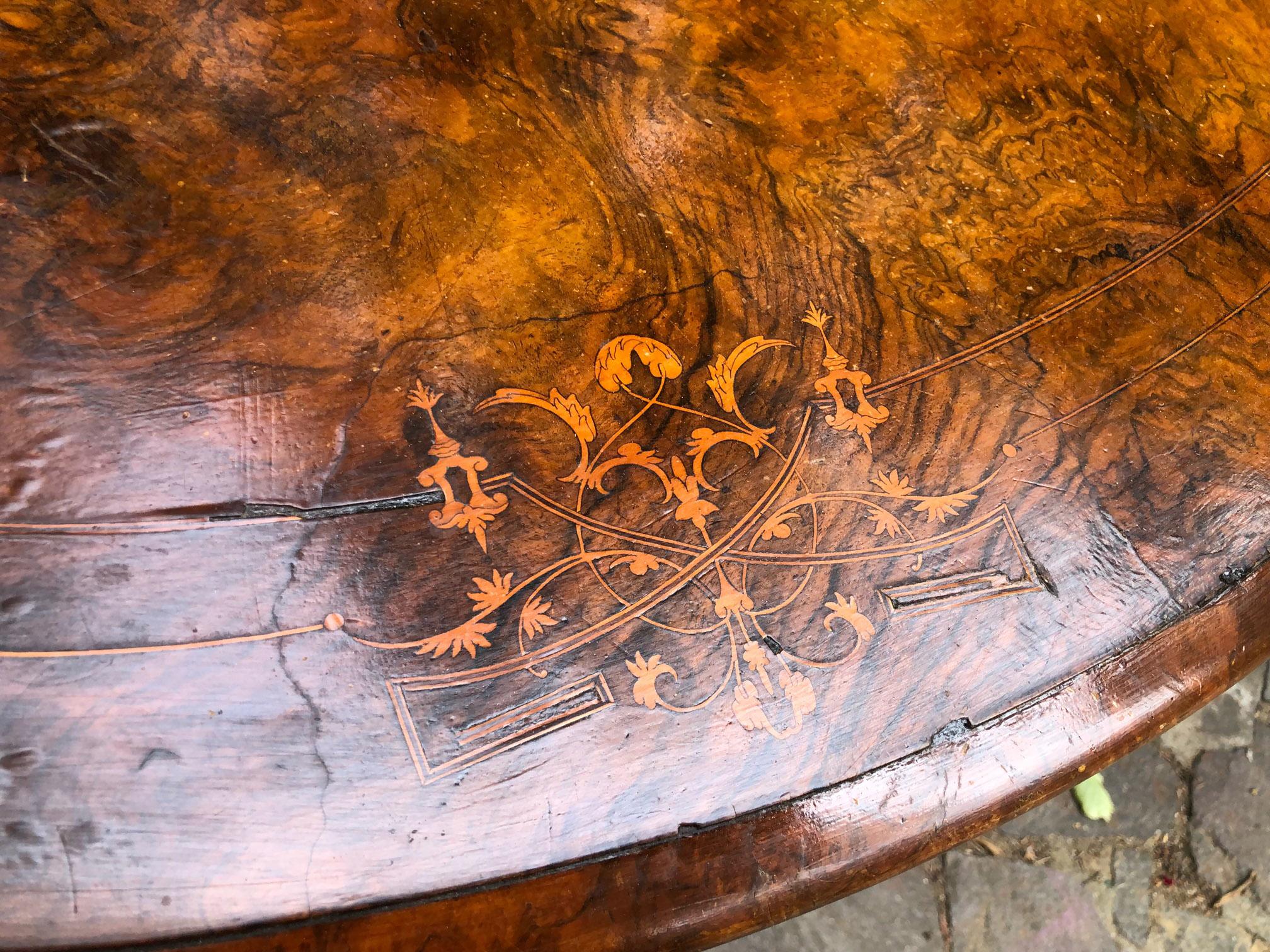 20. Italienischer ovaler Segeltisch in Nussbaum mit Intarsien, Massivholzfüße im Angebot 8