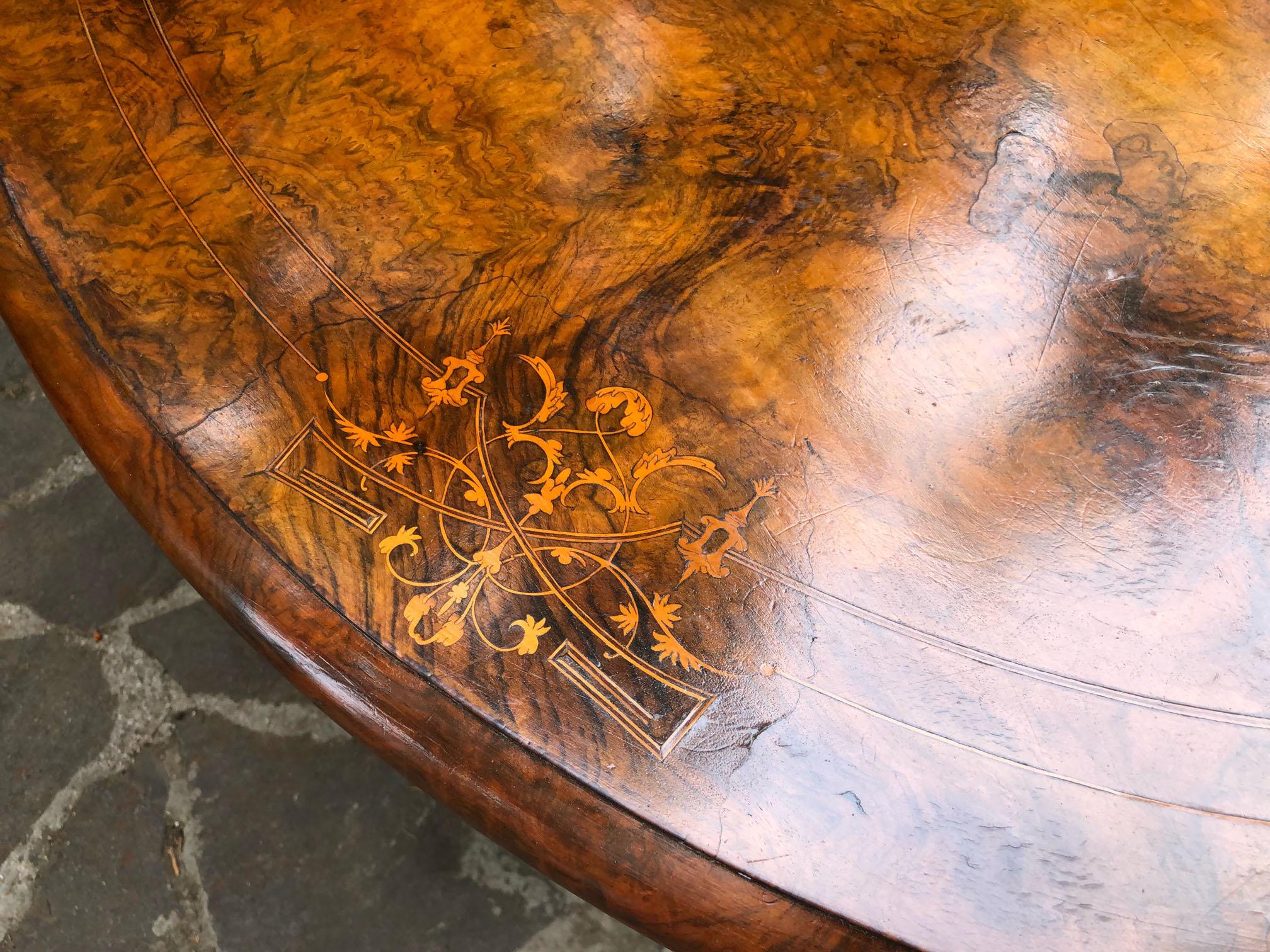 Ovaler Segeltisch aus Nussbaum mit Bruyèrewurzel, um 1900, Original aus der Toskana.
Elegante Platte mit Intarsien, Beine aus Massivholz.
Er stammt aus einem alten Landhaus im Chianti-Gebiet in der Toskana.
Der Lack ist original in Patina, Honig