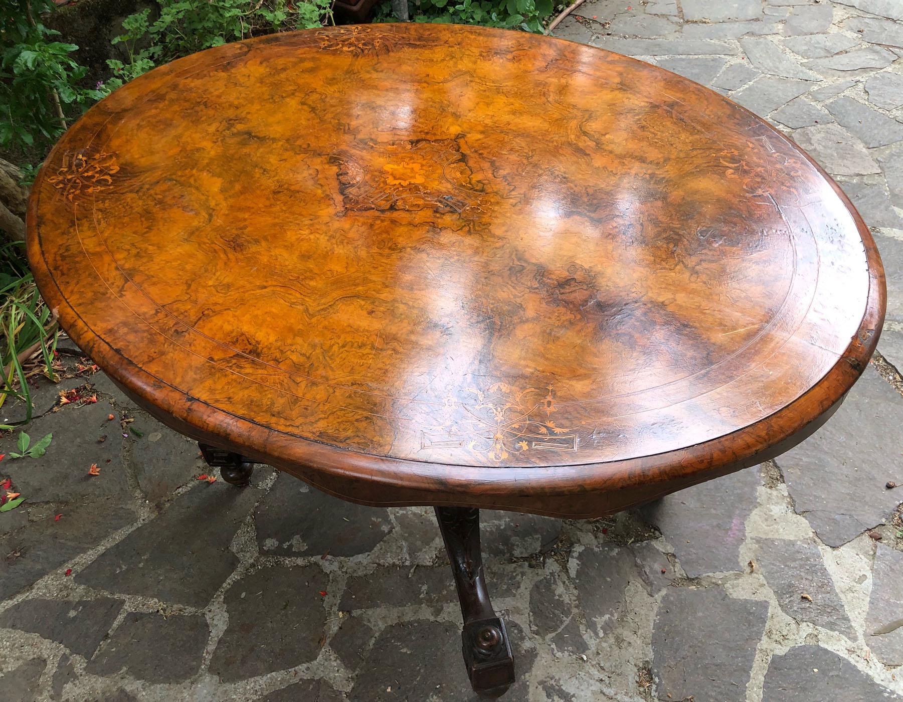 20. Italienischer ovaler Segeltisch in Nussbaum mit Intarsien, Massivholzfüße (Rustikal) im Angebot