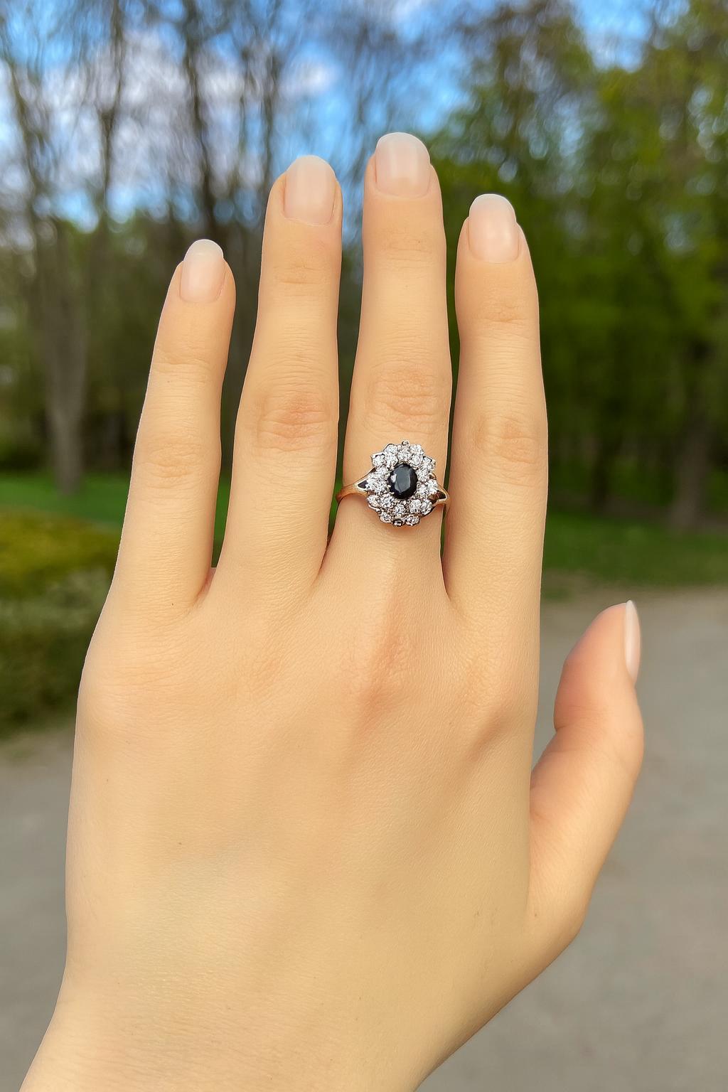 En vente :  Bague en or 14k avec saphir ovale. 6