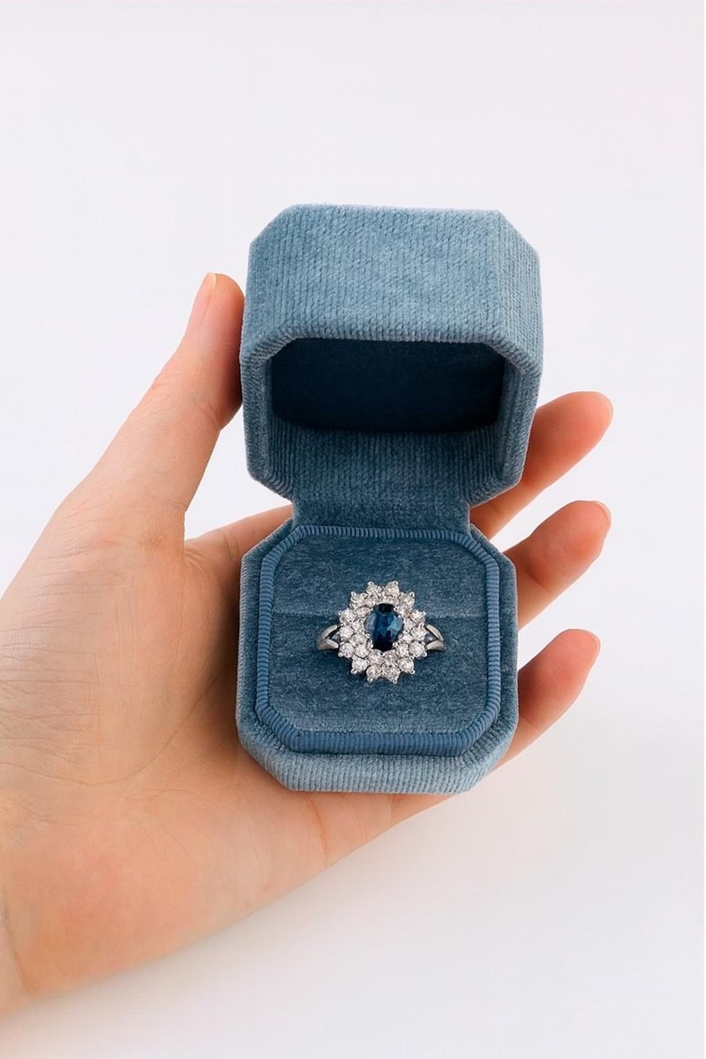 En vente :  Bague en or 14k avec saphir ovale. 8