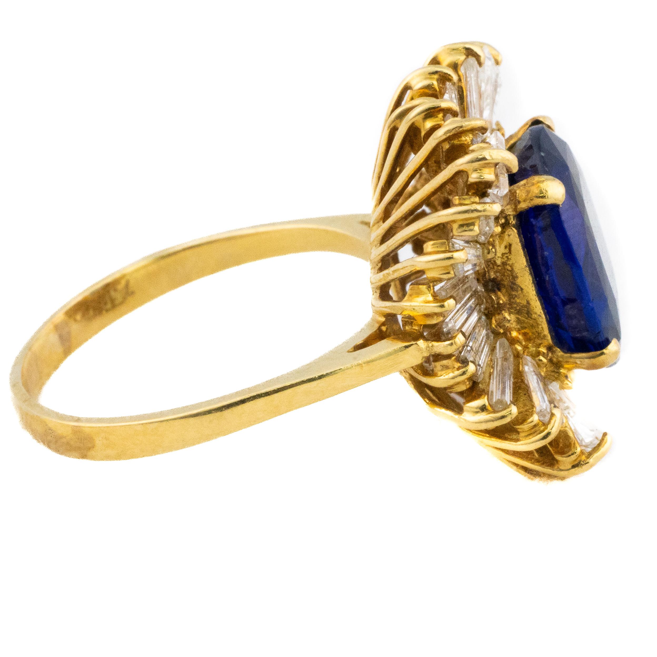 Bague saphir ovale et diamant baguette

Description :
Cette bague audacieuse et élégante en or jaune 18 carats est ornée d'un saphir ovale richement coloré d'une profondeur saisissante, entouré d'une grappe dynamique de diamants baguettes effilés.