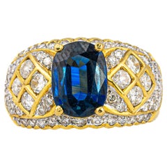 Anillo de Cóctel de Oro con Zafiro Ovalado y Diamantes
