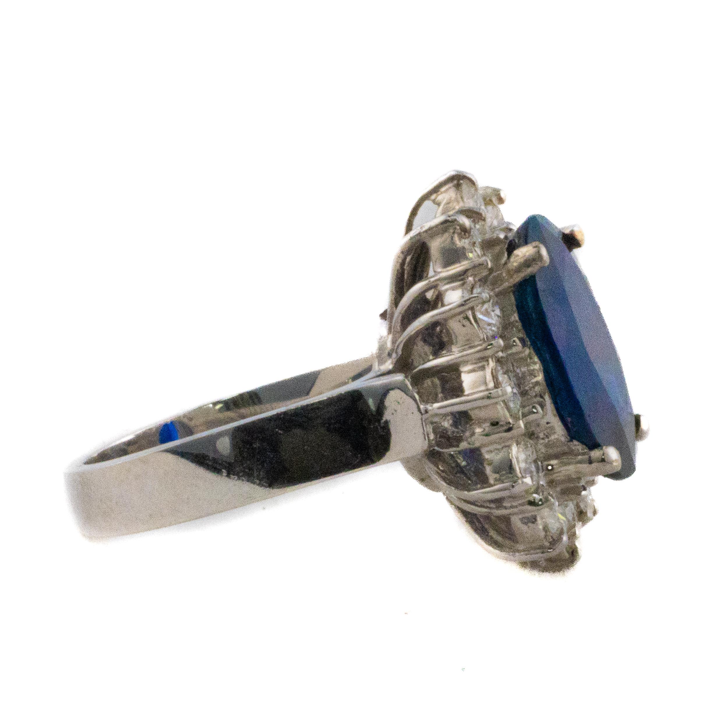 Anello con zaffiro ovale e diamante a raggiera

Descrizione: Un raffinato anello in oro bianco 18 carati con un vivido zaffiro dal taglio ovale del peso di circa 6,75 carati, circondato da un'aureola di dodici diamanti brillanti dal taglio rotondo