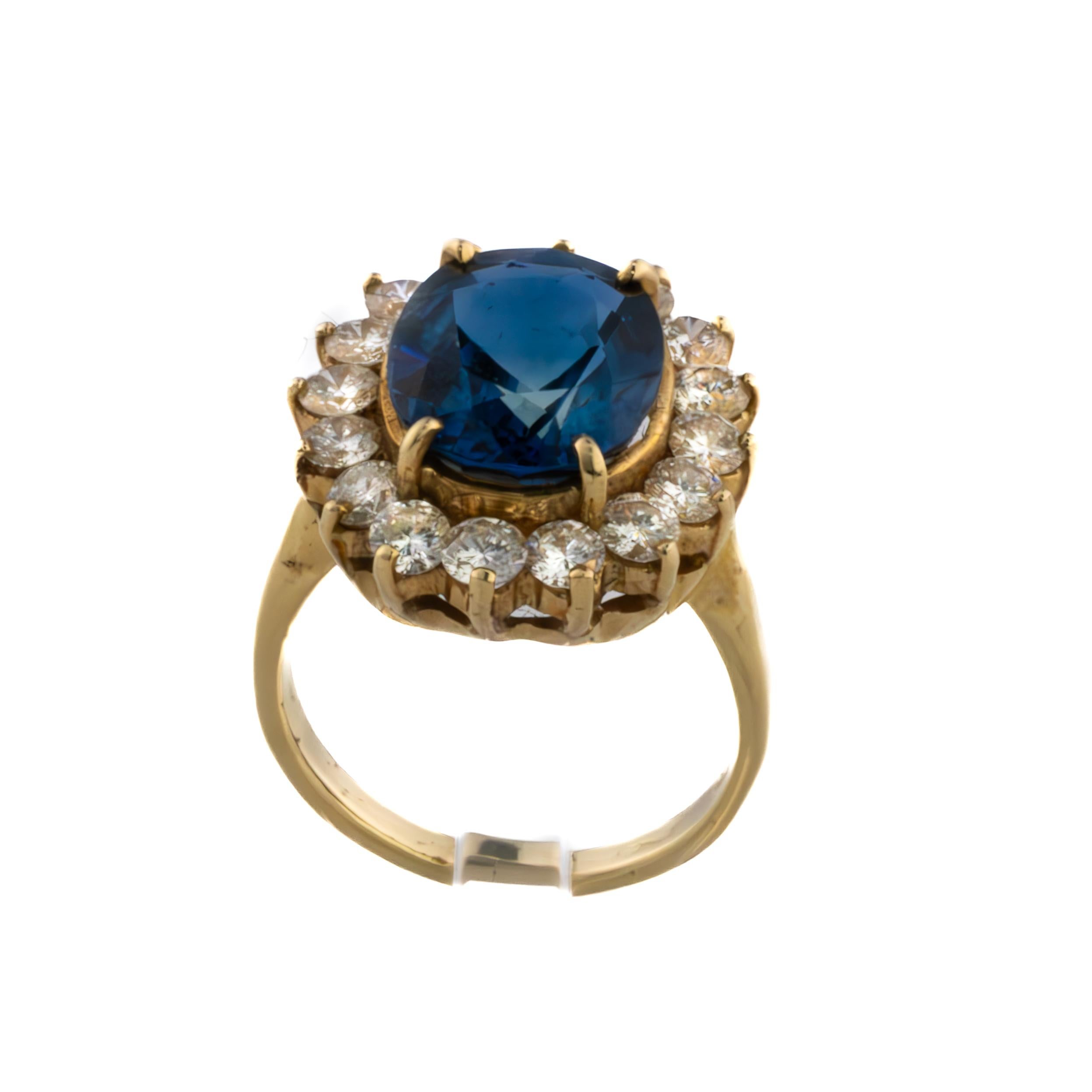 Bague à halo en saphir ovale et diamant

Description : Une bague frappante en or jaune 14K présentant un saphir bleu profond de taille ovale entouré d'un halo rayonnant de diamants de taille brillante. Le ton riche du saphir est magnifiquement