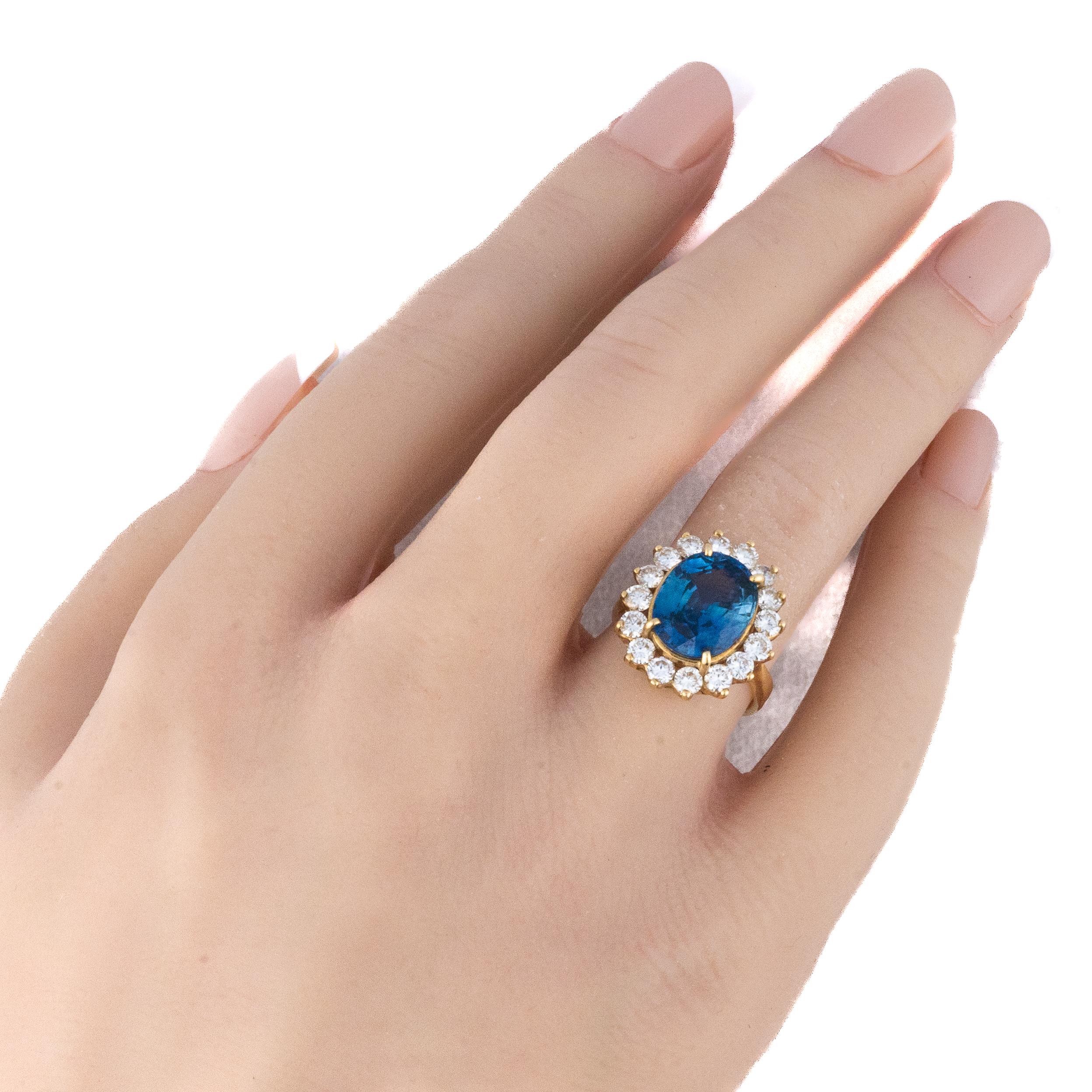 Rétro Bague à halo en saphir ovale et diamant en vente