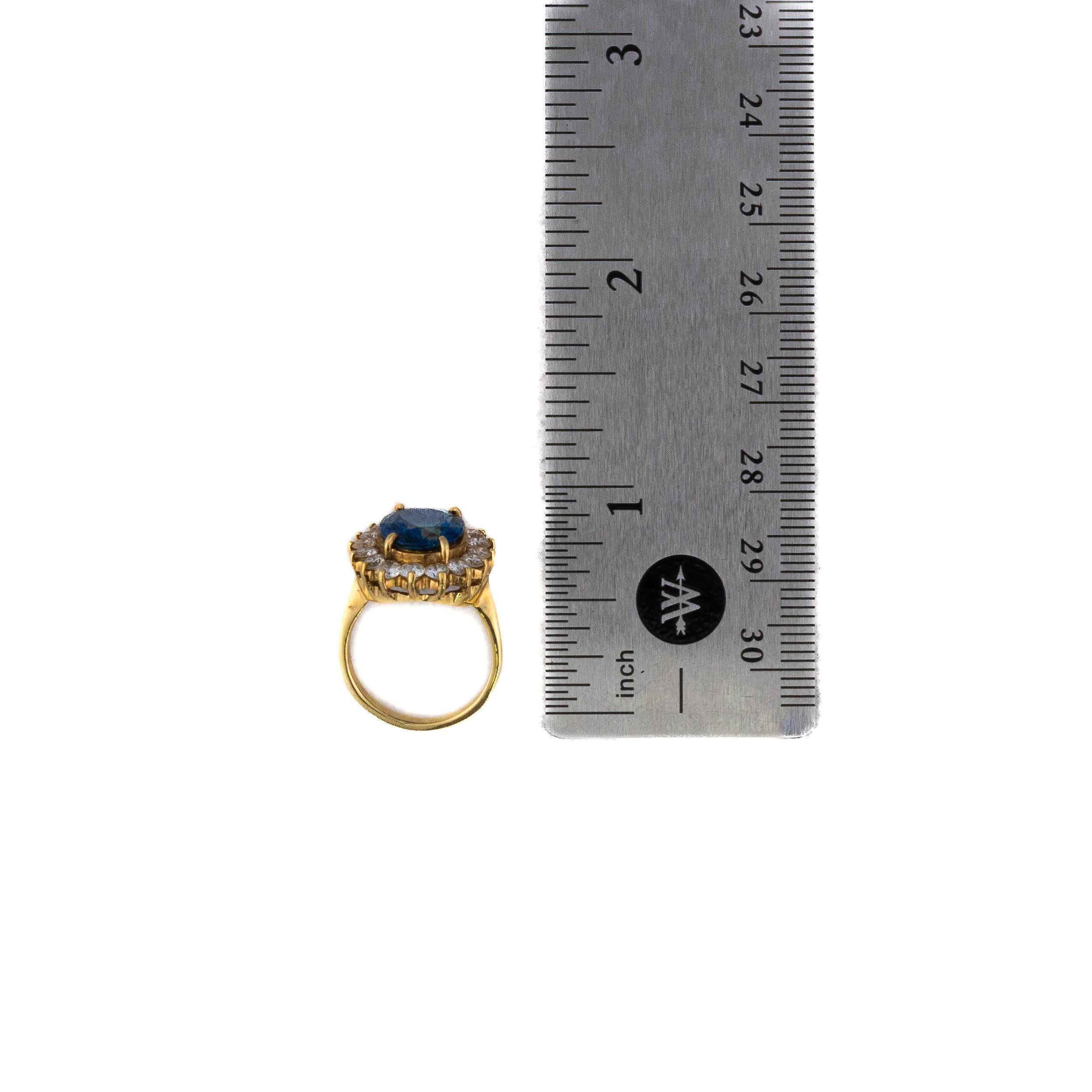 Taille ovale Bague à halo en saphir ovale et diamant en vente