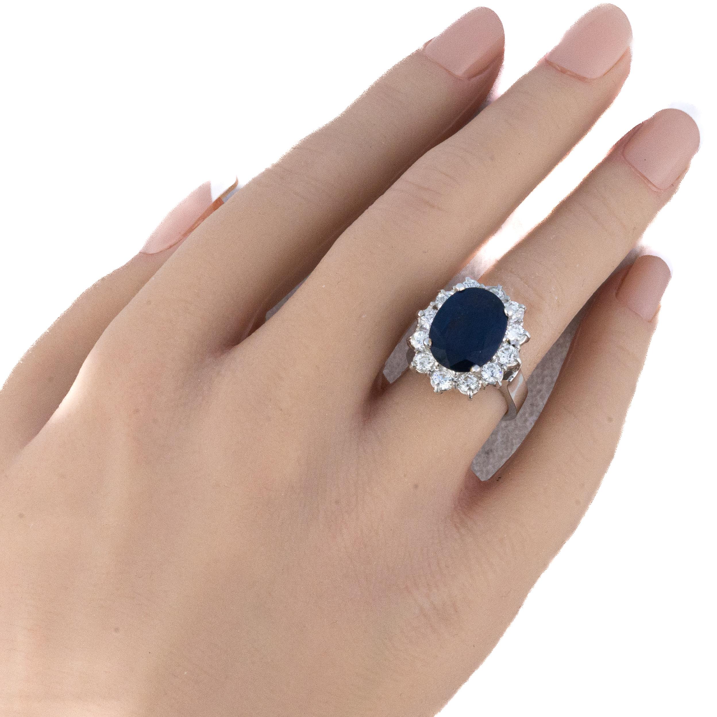 Anello con zaffiro ovale e diamante a raggiera In condizioni ottime in vendita a New York, NY