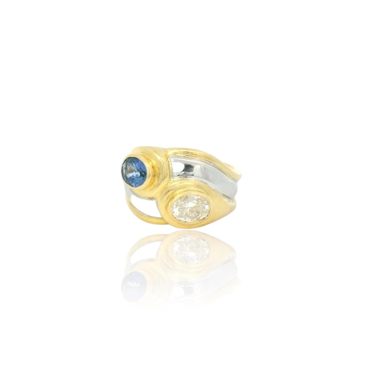 Anillo oval de zafiro y diamantes circa 1980 Corte oval en venta