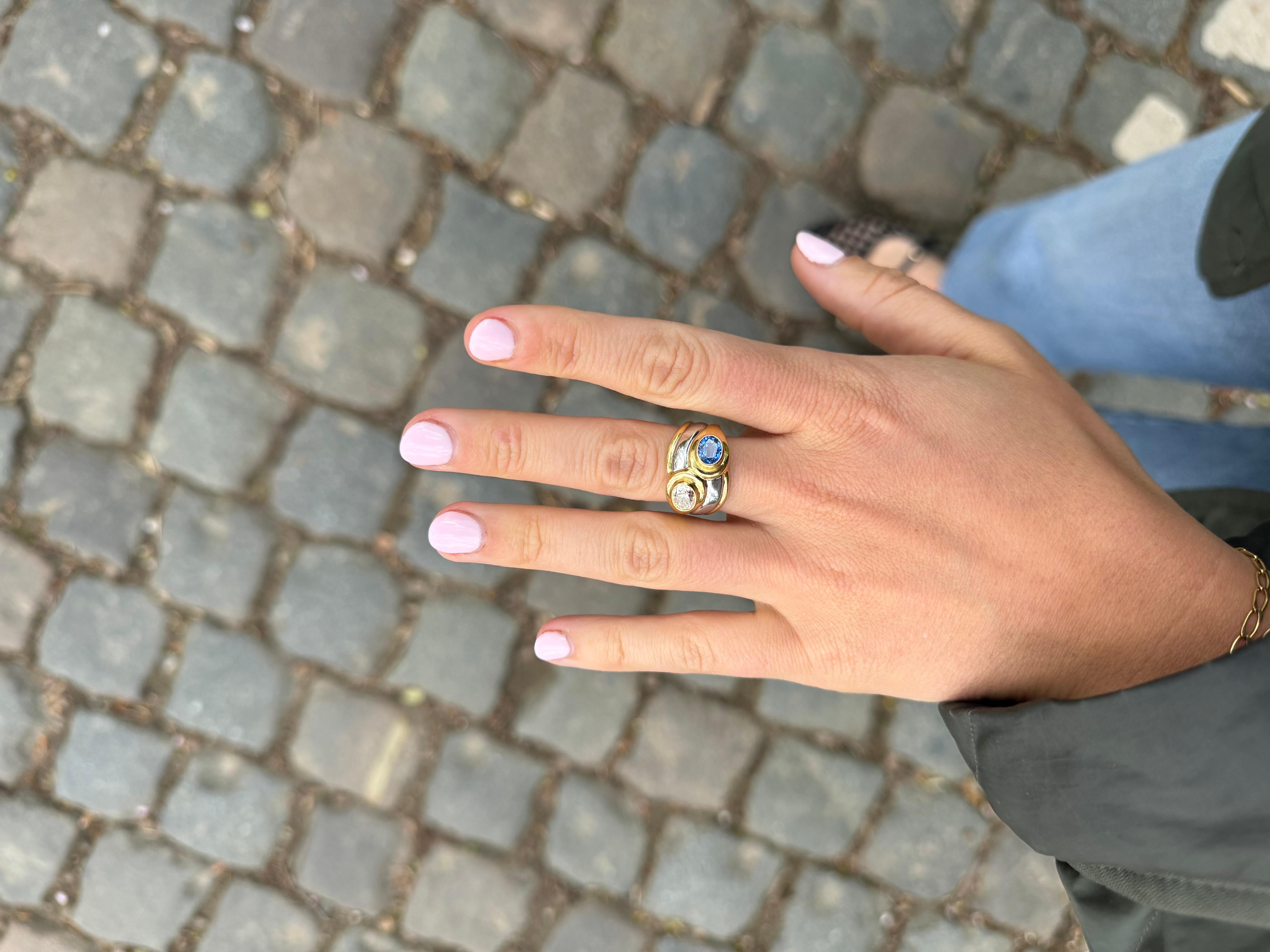 Femenino o masculino Anillo oval de zafiro y diamantes circa 1980 en venta