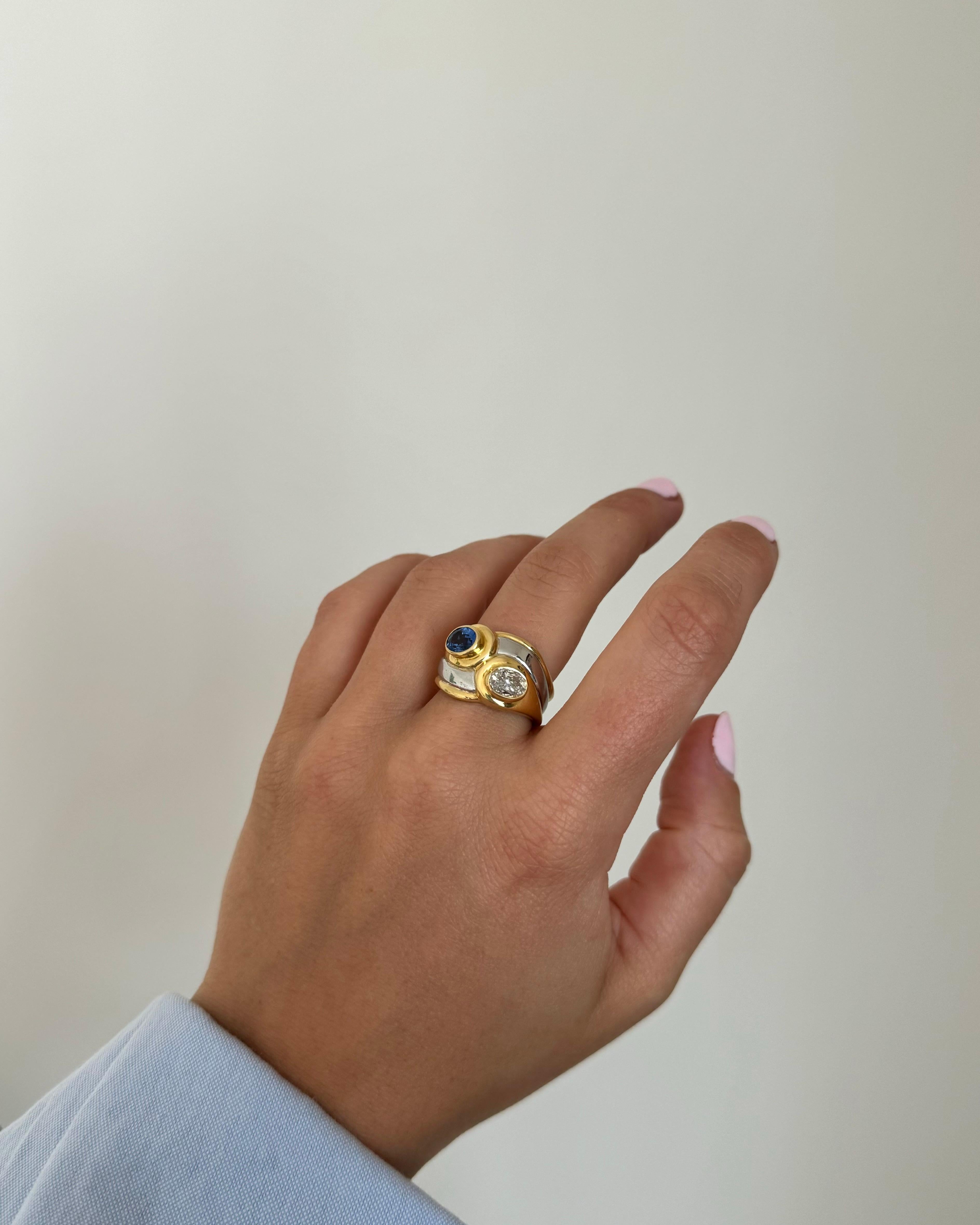 Anillo oval de zafiro y diamantes circa 1980 en venta 2