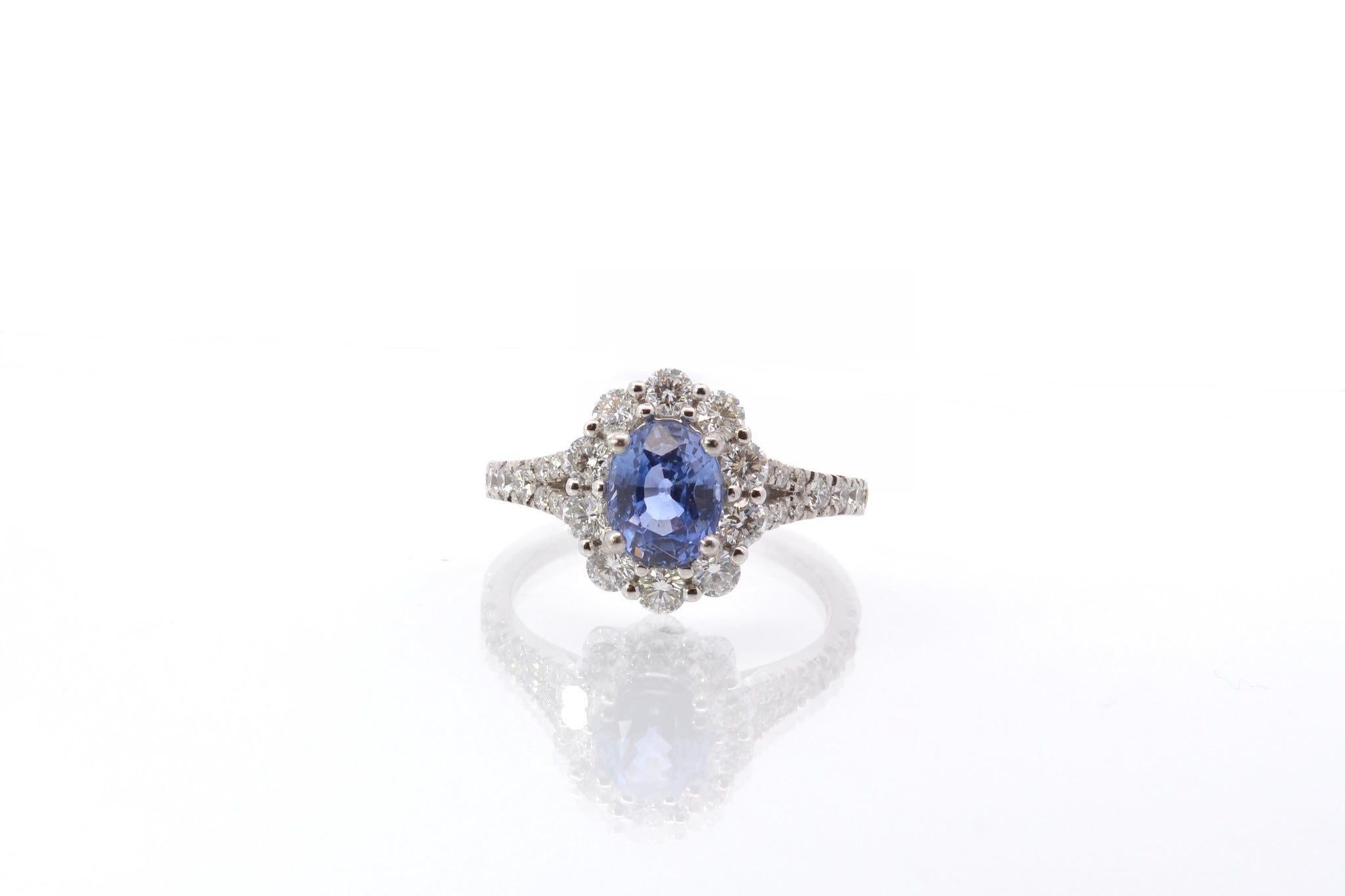 Stones: Oval sapphire: 1.66 cts and 30 diamonds: 0.95 ct
Material: 18k white gold
Dimensions: 1.2 x 1cm
Weight: 4.4g
Period: Recent vintage style
Size: 52 (free sizing)
Certificate
Ref. : 25561