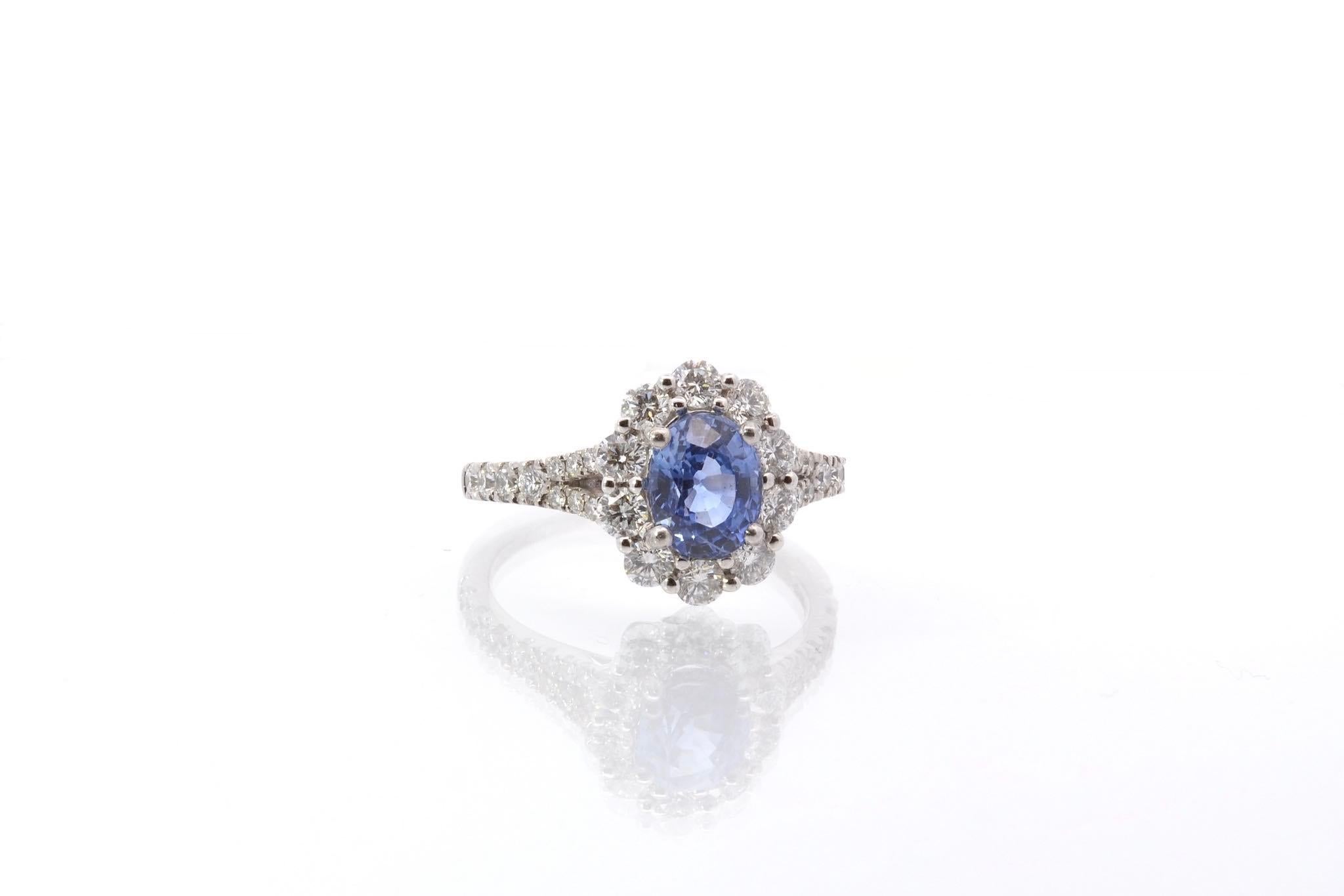 Oval Cut Oval sapphire and diamonds ring For Sale