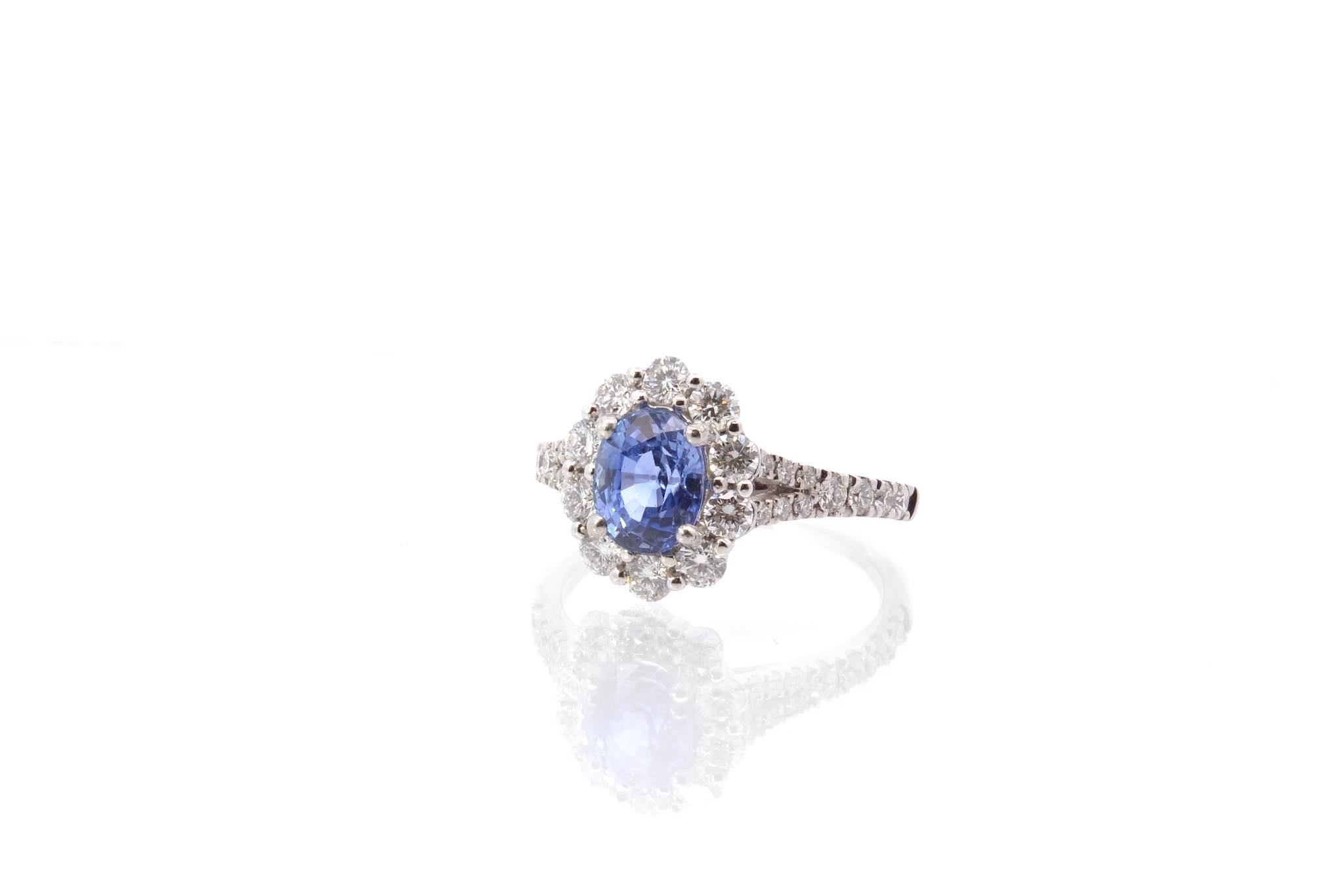 Oval sapphire and diamonds ring In Good Condition For Sale In PARIS, FR