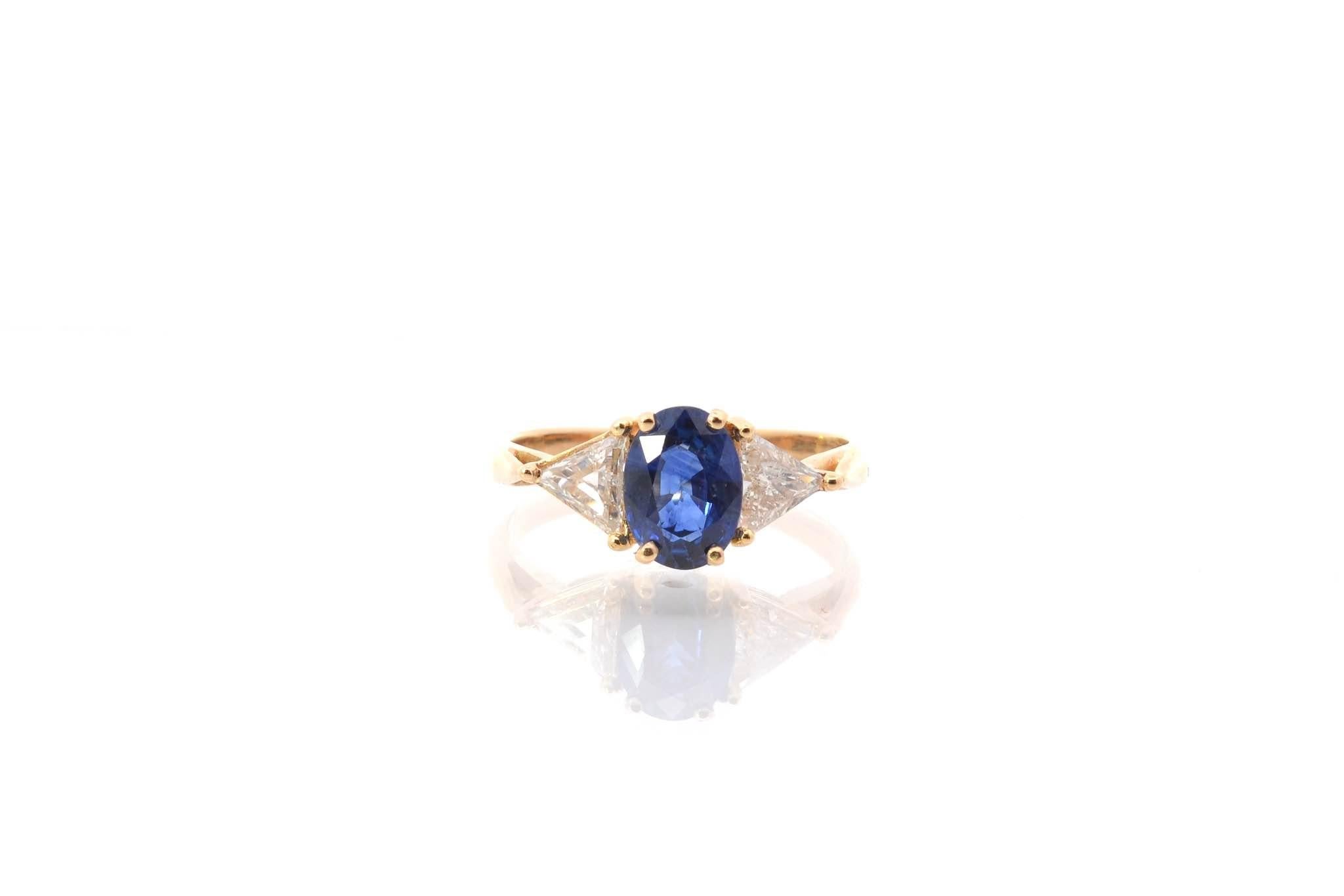 Stones: Oval sapphire: 1.60 cts and 2 triangle diamonds: 0.60 ct
Material: 18k yellow gold
Weight: 3.5g
Period: Recent vintage style
Size: 52 (free sizing)
Certificate
Ref. : 25551