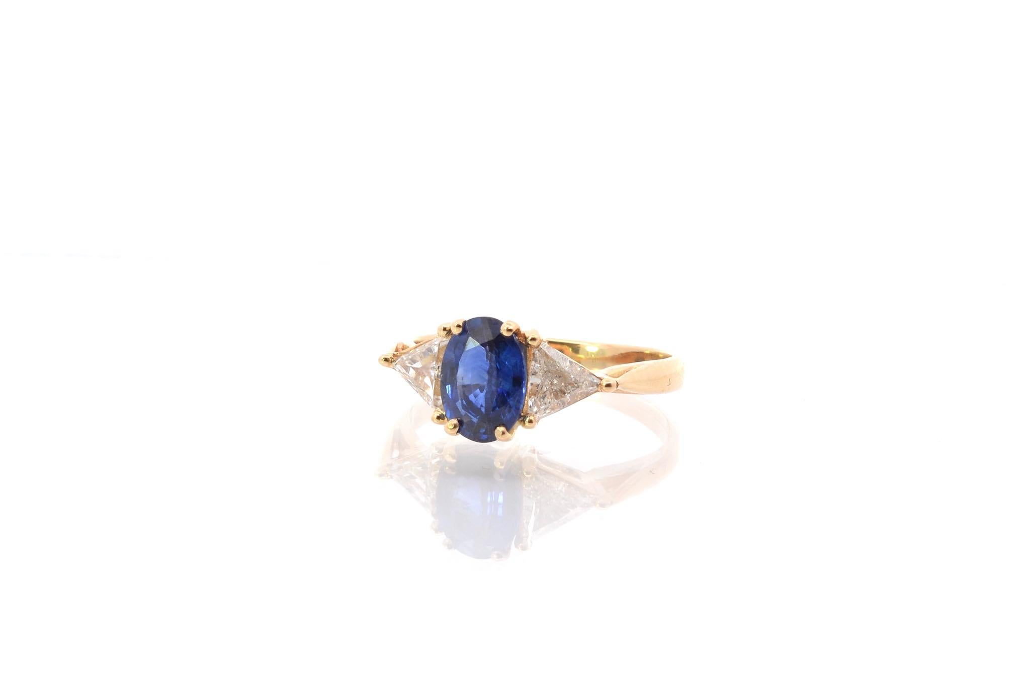 Oval sapphire and triangle diamonds ring In Good Condition For Sale In PARIS, FR