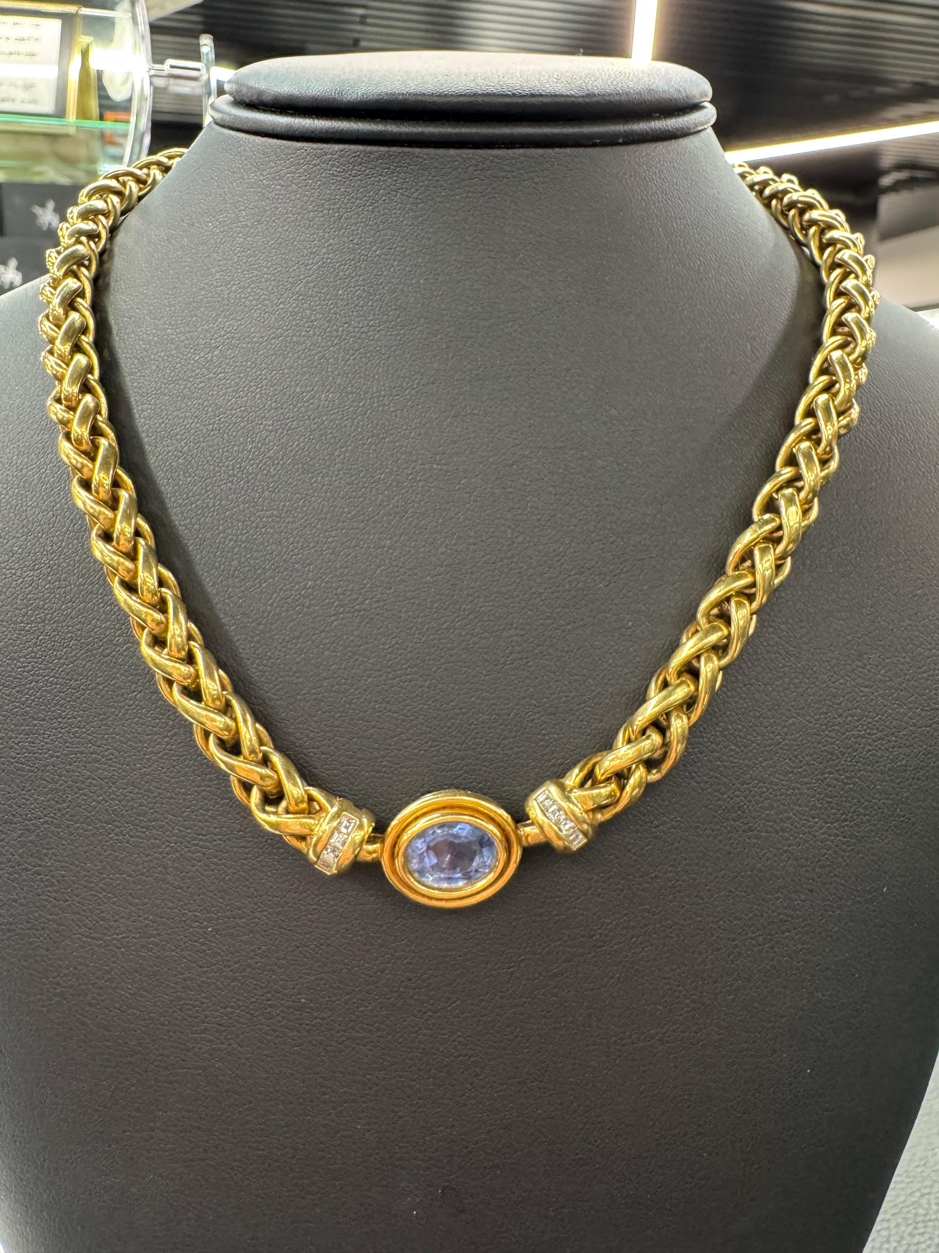 Collier à maillons cubains en or jaune 18 carats composé d'un saphir de forme ovale entouré d'un chaton en or et de 8 diamants de taille Asscher pesant environ 0,40 carats, 
52.4 grammes

Saphir 10 x 6,8 MM
Chaîne de 0,29 pouces de large
La lunette