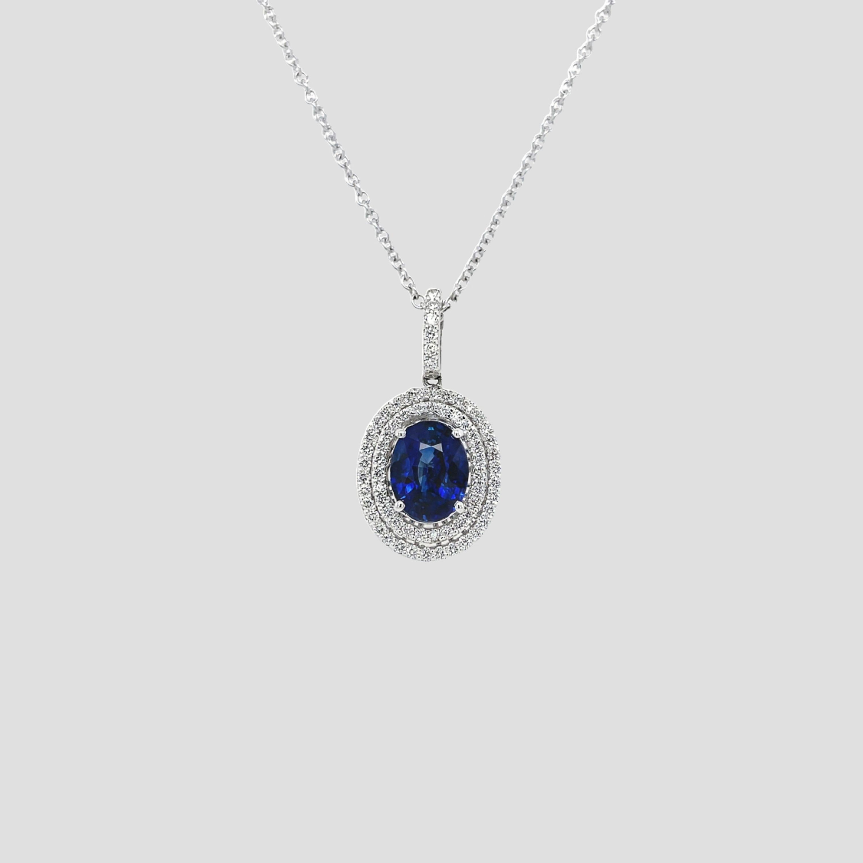 Ce pendentif de style classique contient 1 saphir ovale brillant, 2,12ct. Le saphir est entouré de 68 diamants ronds de taille brillant, 0,60tcw. Les diamants sont de couleur G et de pureté VS2, d'une excellente taille. Toutes les pierres sont