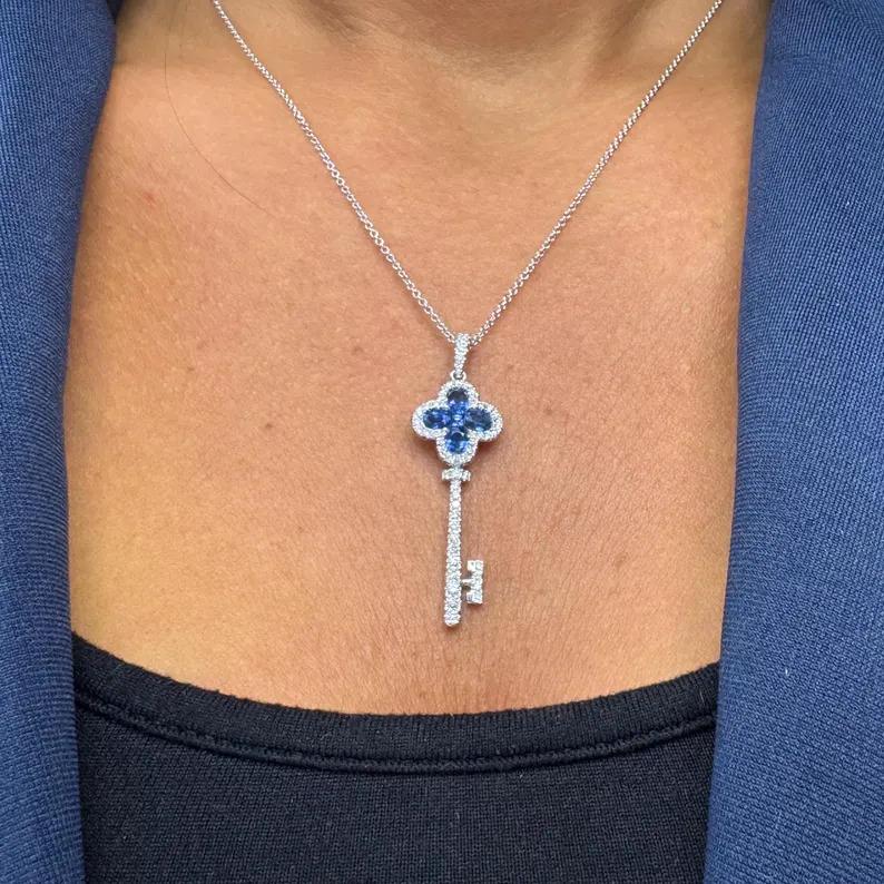 Pendentif en or blanc 18 carats présentant un motif de clé en diamant avec 5 saphirs bleus, 1,04 carats et 56 brillants ronds, 0,56 carats, 18