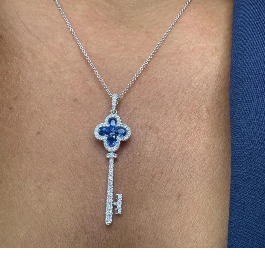 Taille ronde Collier pendentif clé en or blanc 18 carats avec saphir ovale et diamants de 1,60 carat poids total, G VS2 en vente