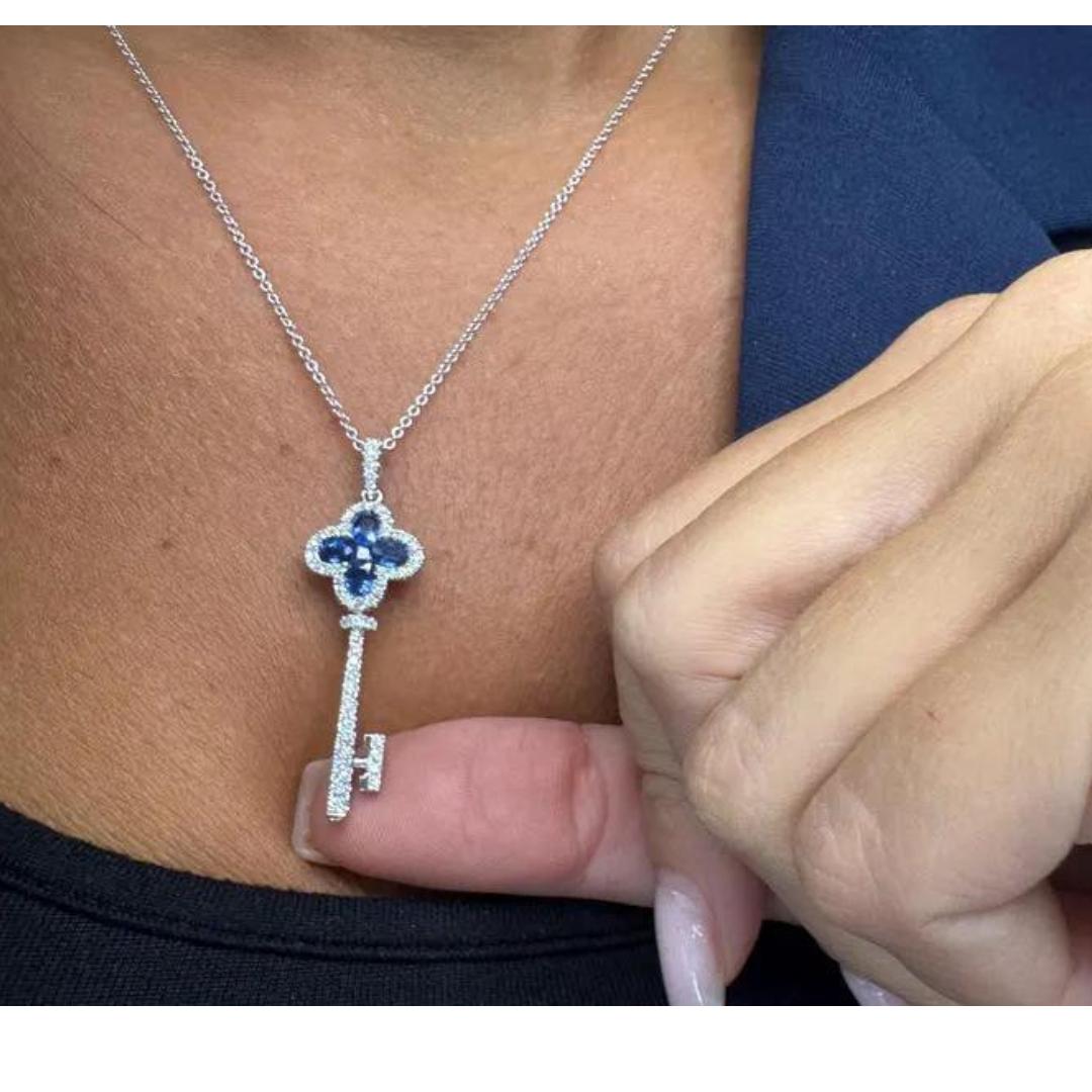 Collier pendentif clé en or blanc 18 carats avec saphir ovale et diamants de 1,60 carat poids total, G VS2 Neuf - En vente à New York, NY