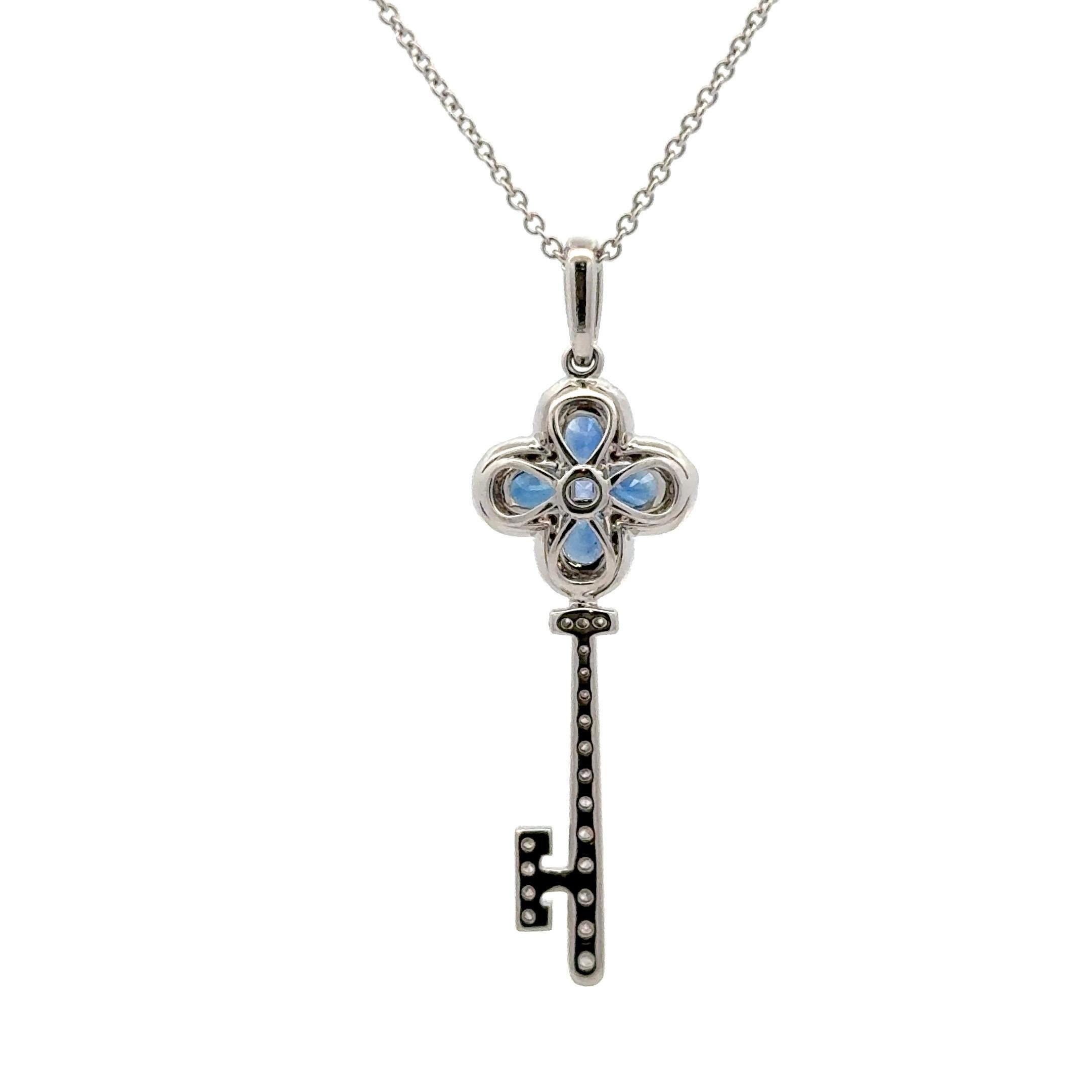 Collier pendentif clé en or blanc 18 carats avec saphir ovale et diamants de 1,60 carat poids total, G VS2 Unisexe en vente