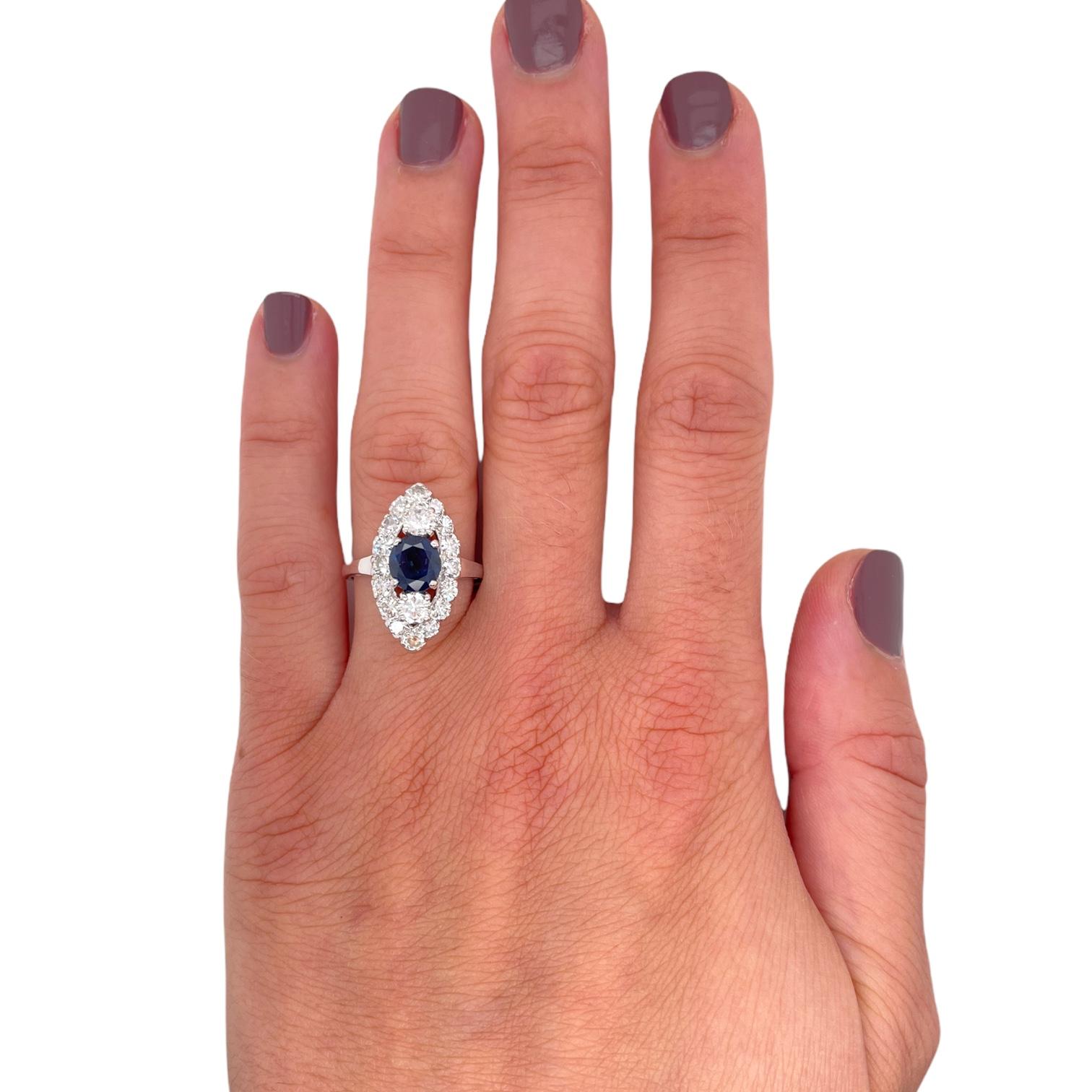 Taglio ovale Anello in stile edoardiano con zaffiro ovale e diamante a forma di marquise in oro bianco 18 carati in vendita