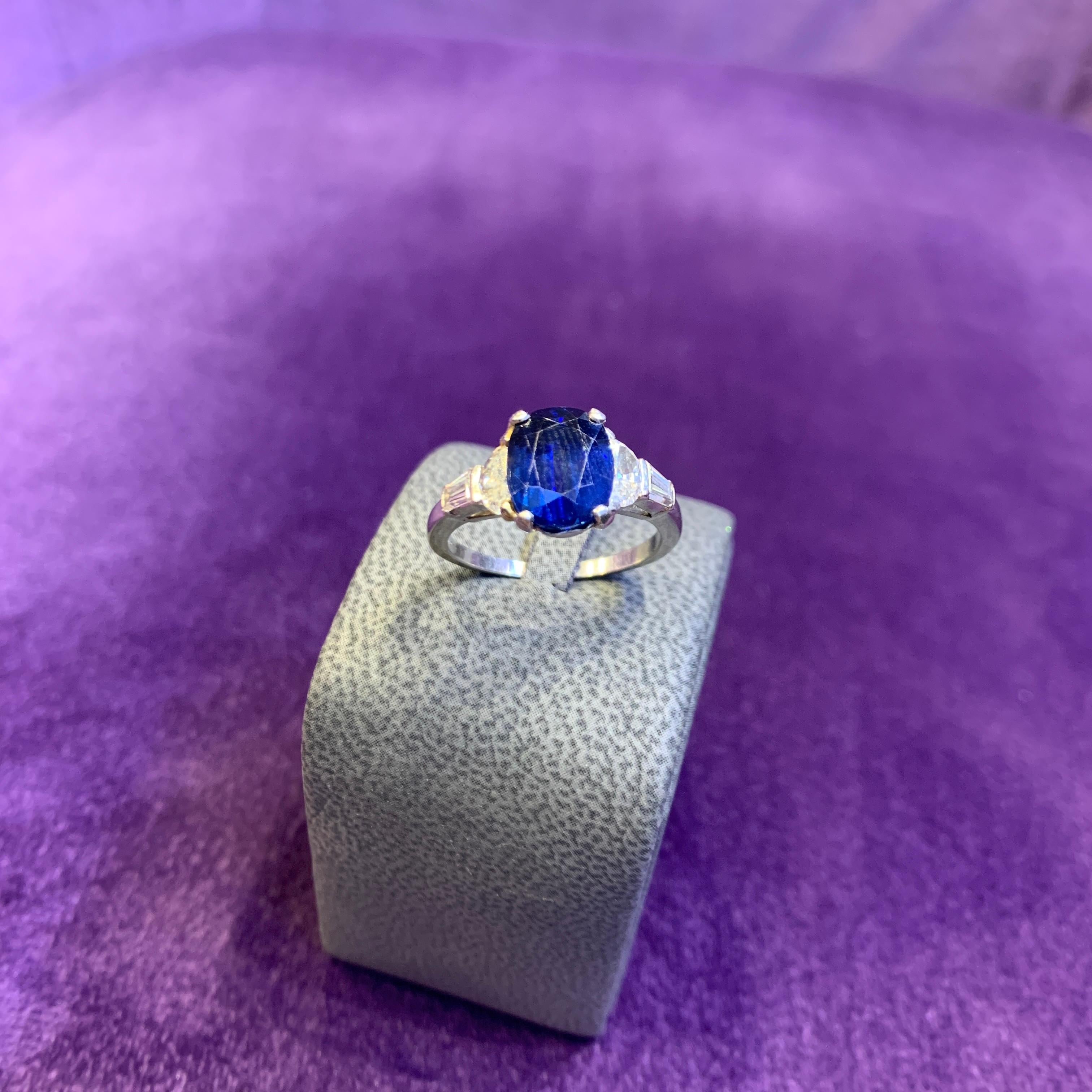 Oval Sapphire & Diamond Ring In Excellent Condition For Sale In New York, NY