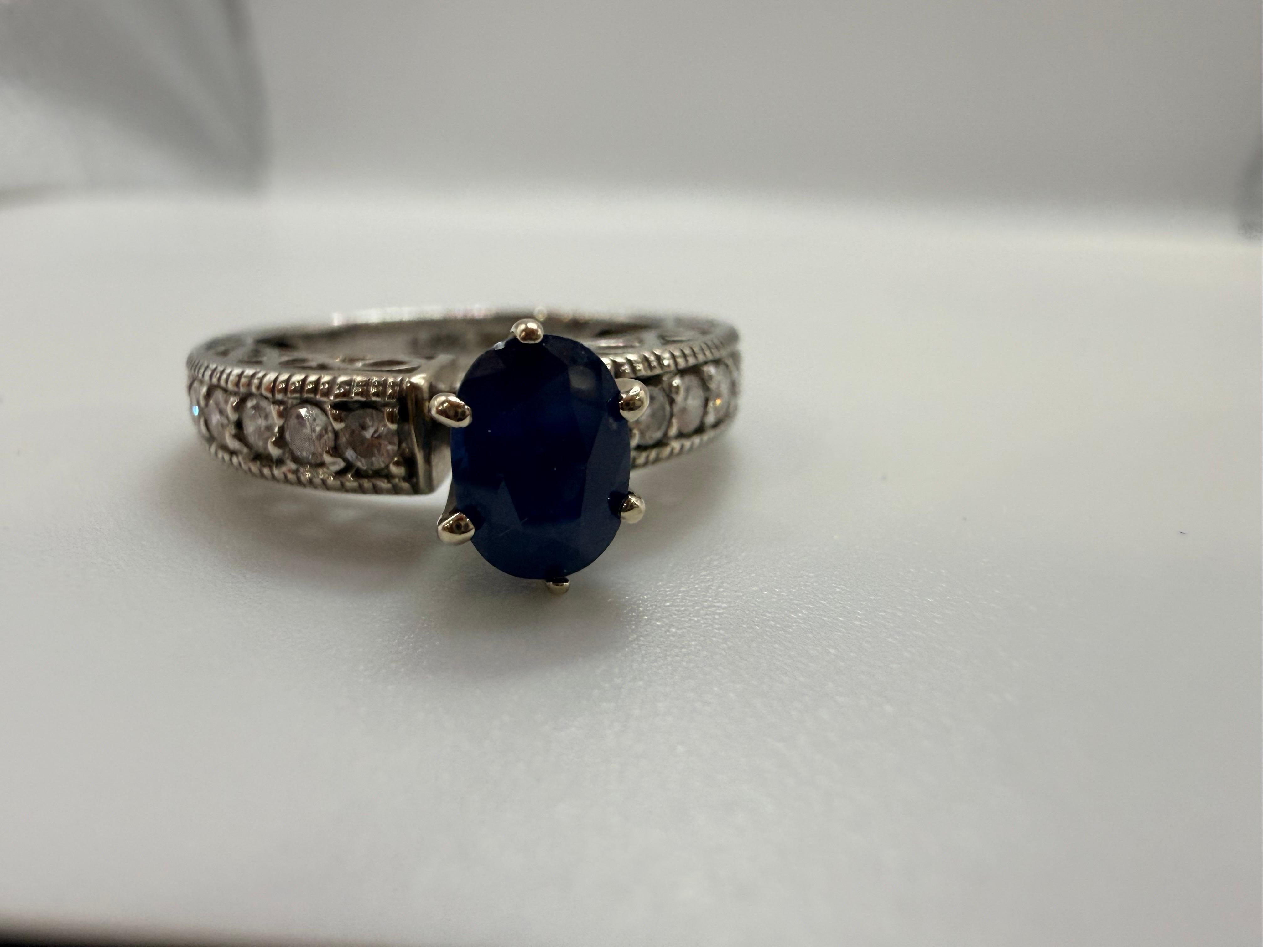 Impresionante anillo de diamantes oval y zafiro, el zafiro es de un bonito color azul brillante, ligeramente incluido y limpio a la vista, los diamantes son de 0,30 quilates VS-SI claridad F - G color.

**Todos los artículos salen de nuestras