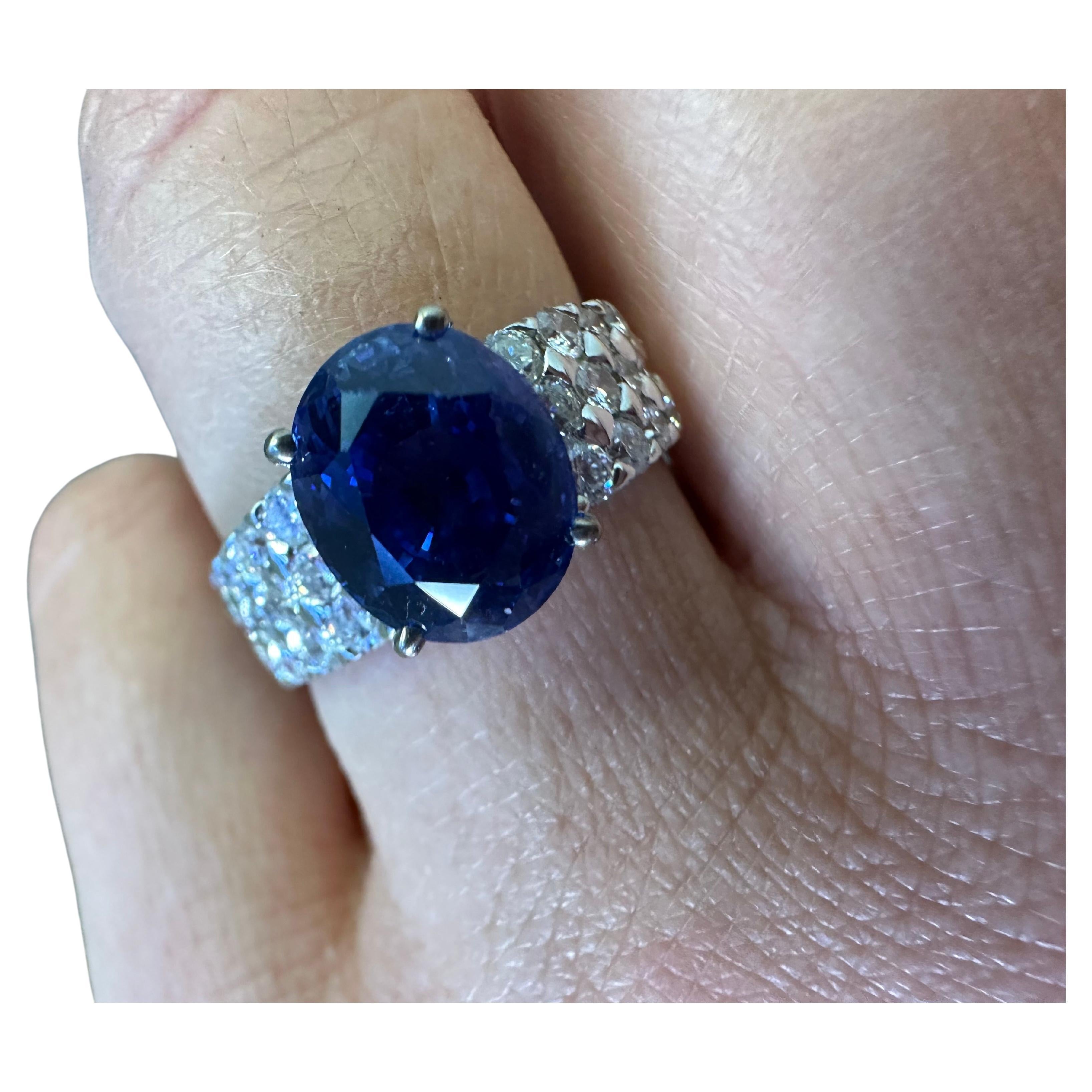Oval sapphire engagement ring 18KT white gold For Sale