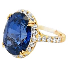 Anello con zaffiro ovale