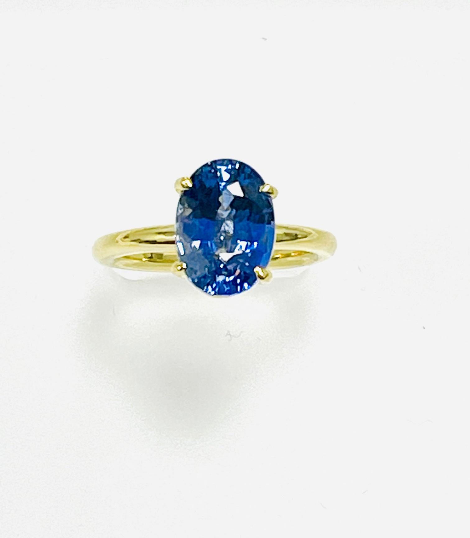 3.98 ct oval sapphire , heat , set in 18k yellow gold ring .