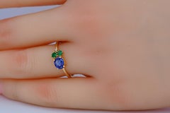 Anello ovale con zaffiro, tsavorite e diamanti in oro 14k.