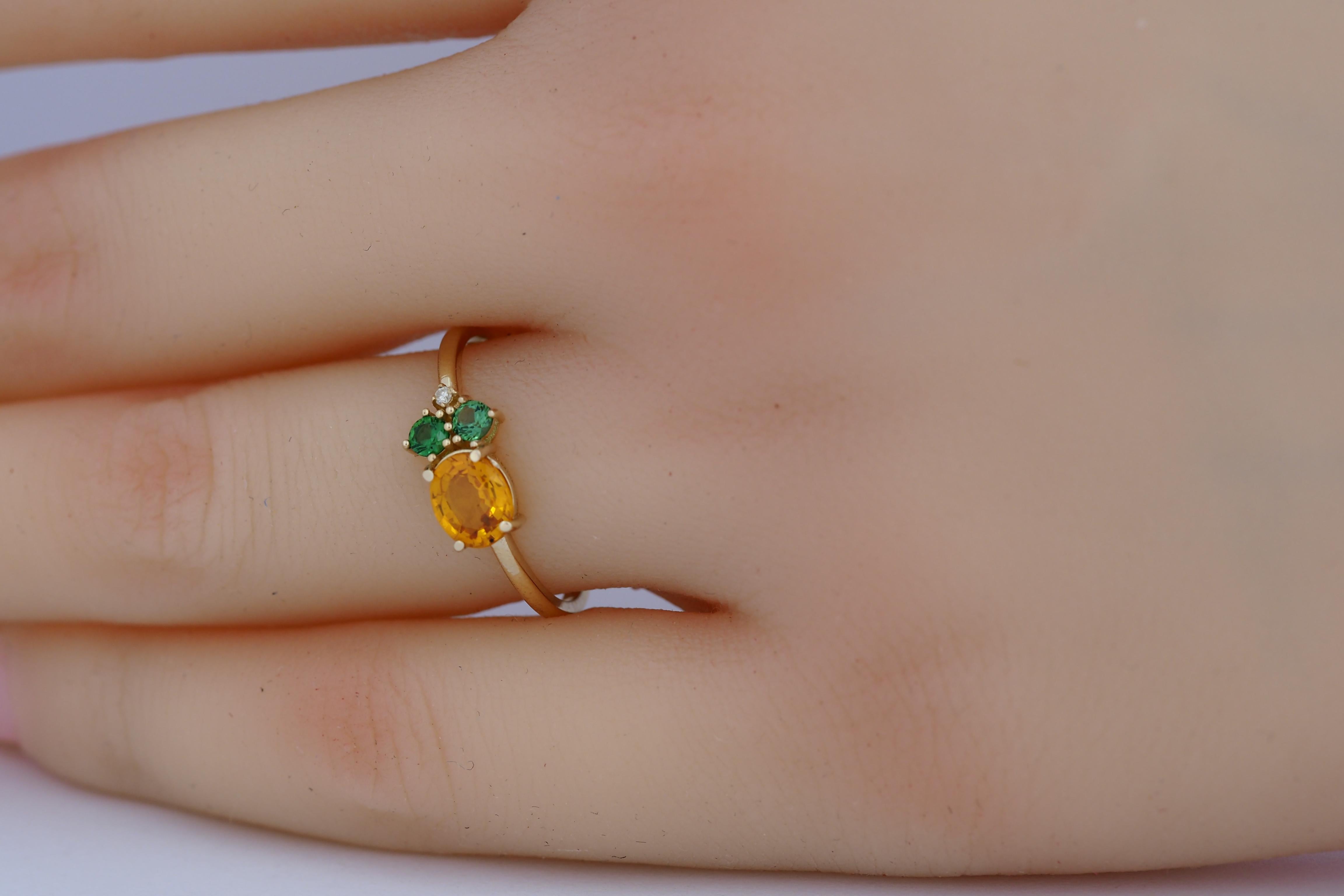 Modern Oval sapphire, tsavorite and diamonds 14k gold ring. For Sale