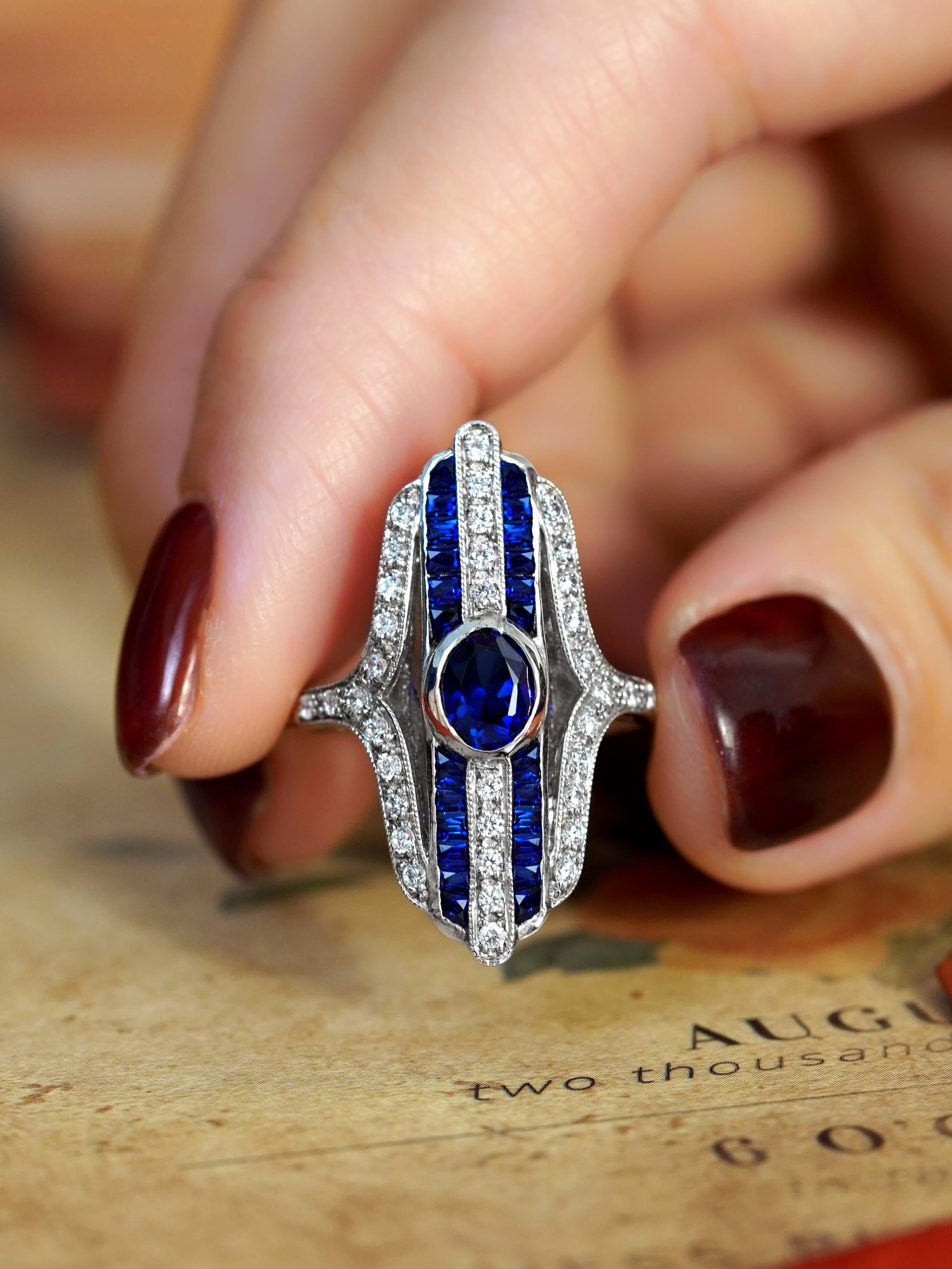 Cocktailring mit ovalem Saphir und Diamant im Art-Déco-Stil aus 18 Karat Weißgold im Zustand „Neu“ im Angebot in Bangkok, TH