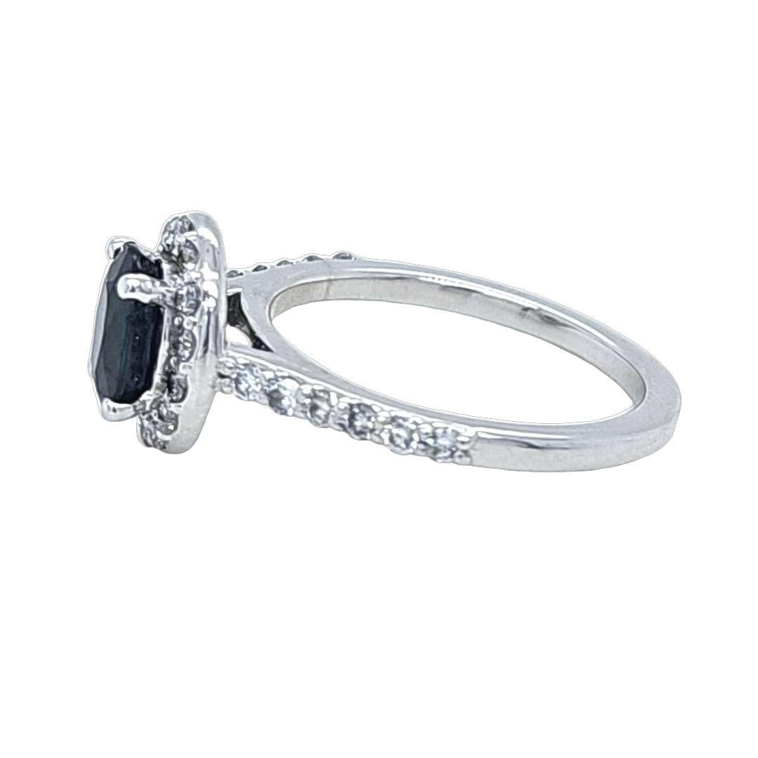 Oval Sapphire with Diamond Halo Ring In Good Condition For Sale In Coral Gables, FL