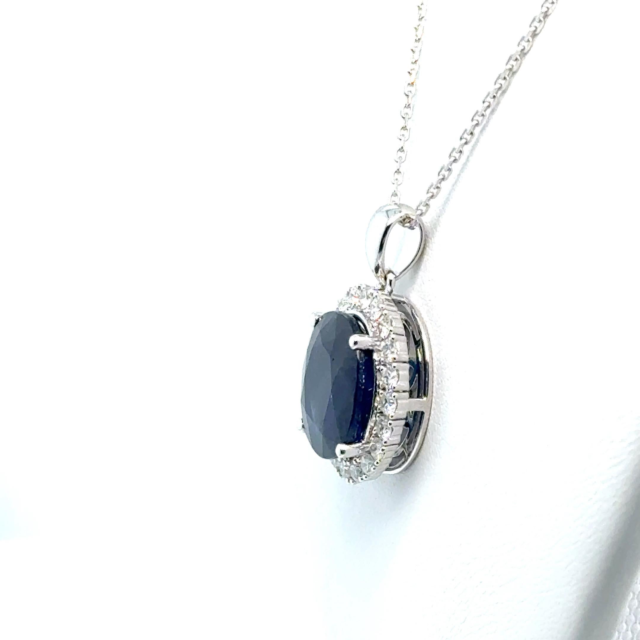 Moderno Zaffiro ovale con diamante in ciondolo d'oro 14K in vendita