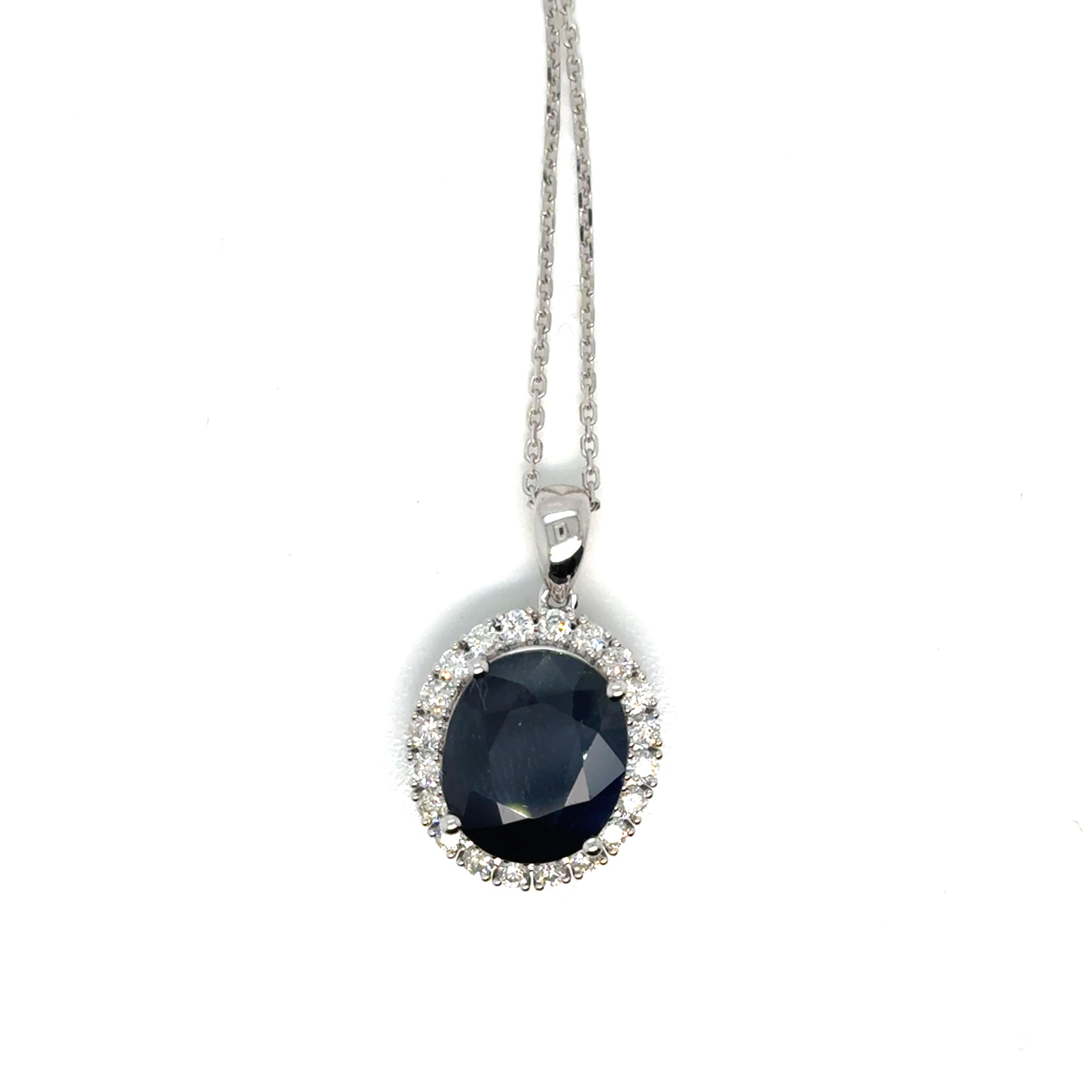 Taglio ovale Zaffiro ovale con diamante in ciondolo d'oro 14K in vendita